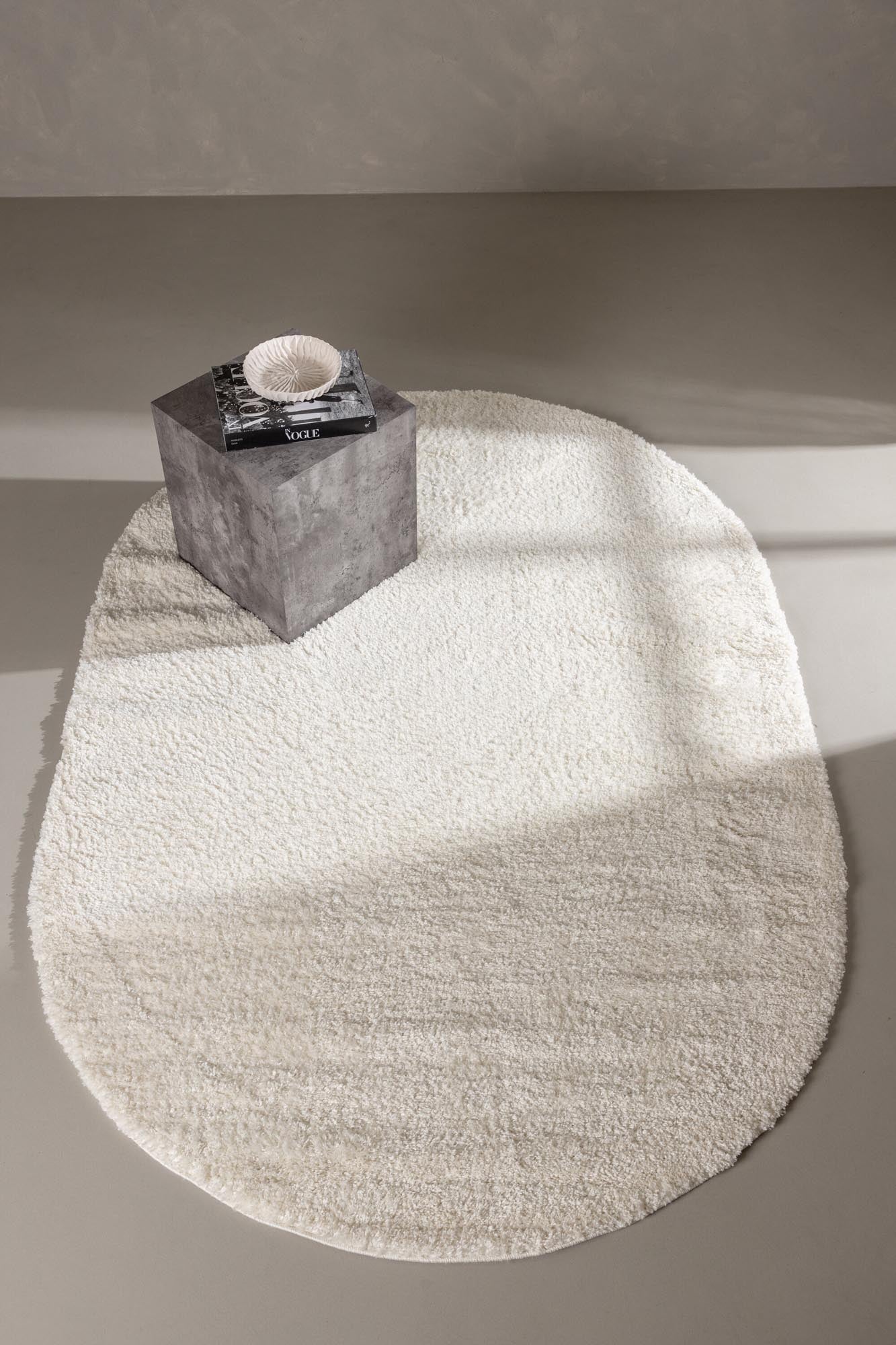 Walter Pluto Teppich Oval in Weiss präsentiert im Onlineshop von KAQTU Design AG. Teppich ist von Venture Home