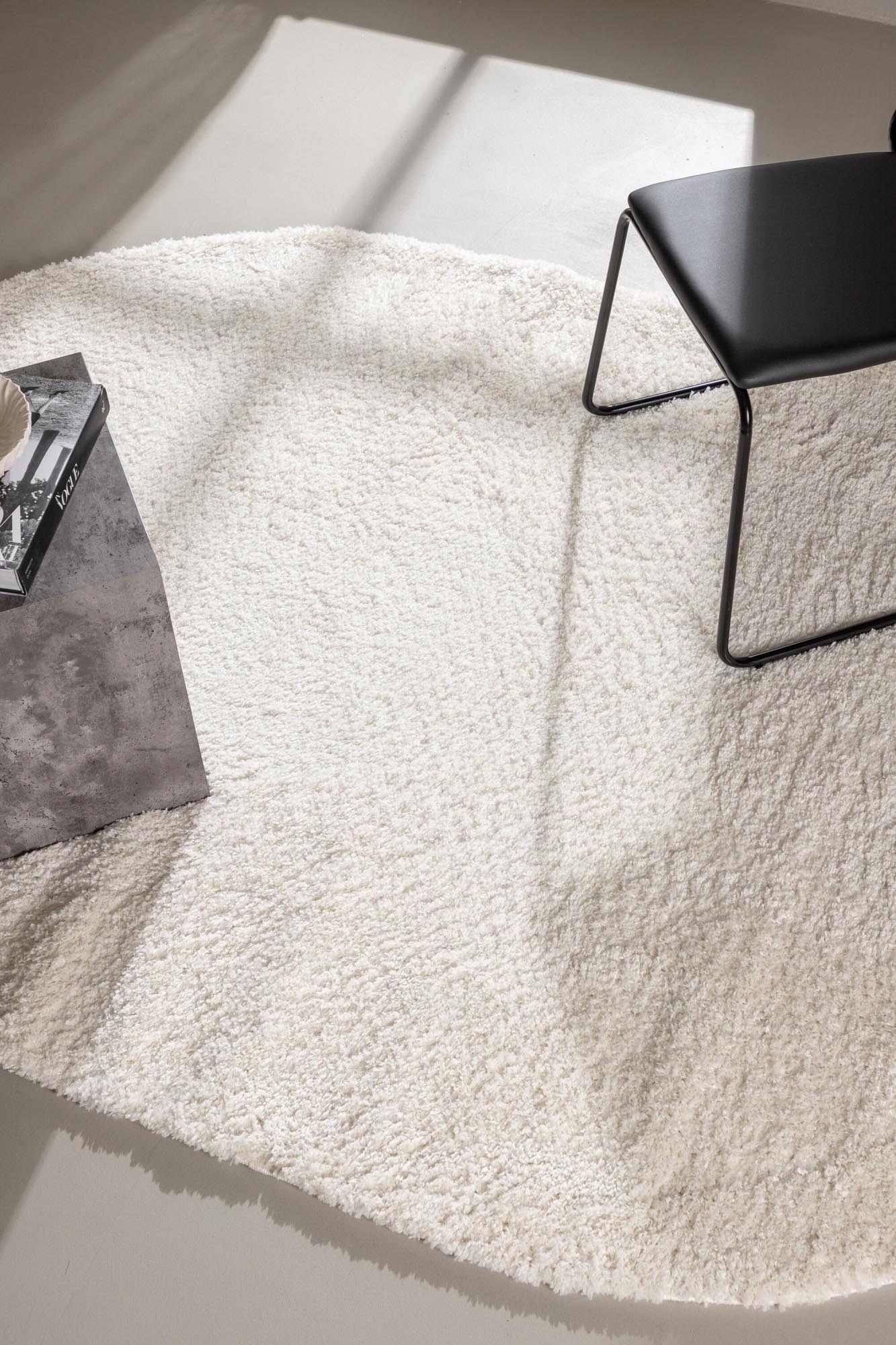 Walter Pluto Teppich Oval in Weiss präsentiert im Onlineshop von KAQTU Design AG. Teppich ist von Venture Home