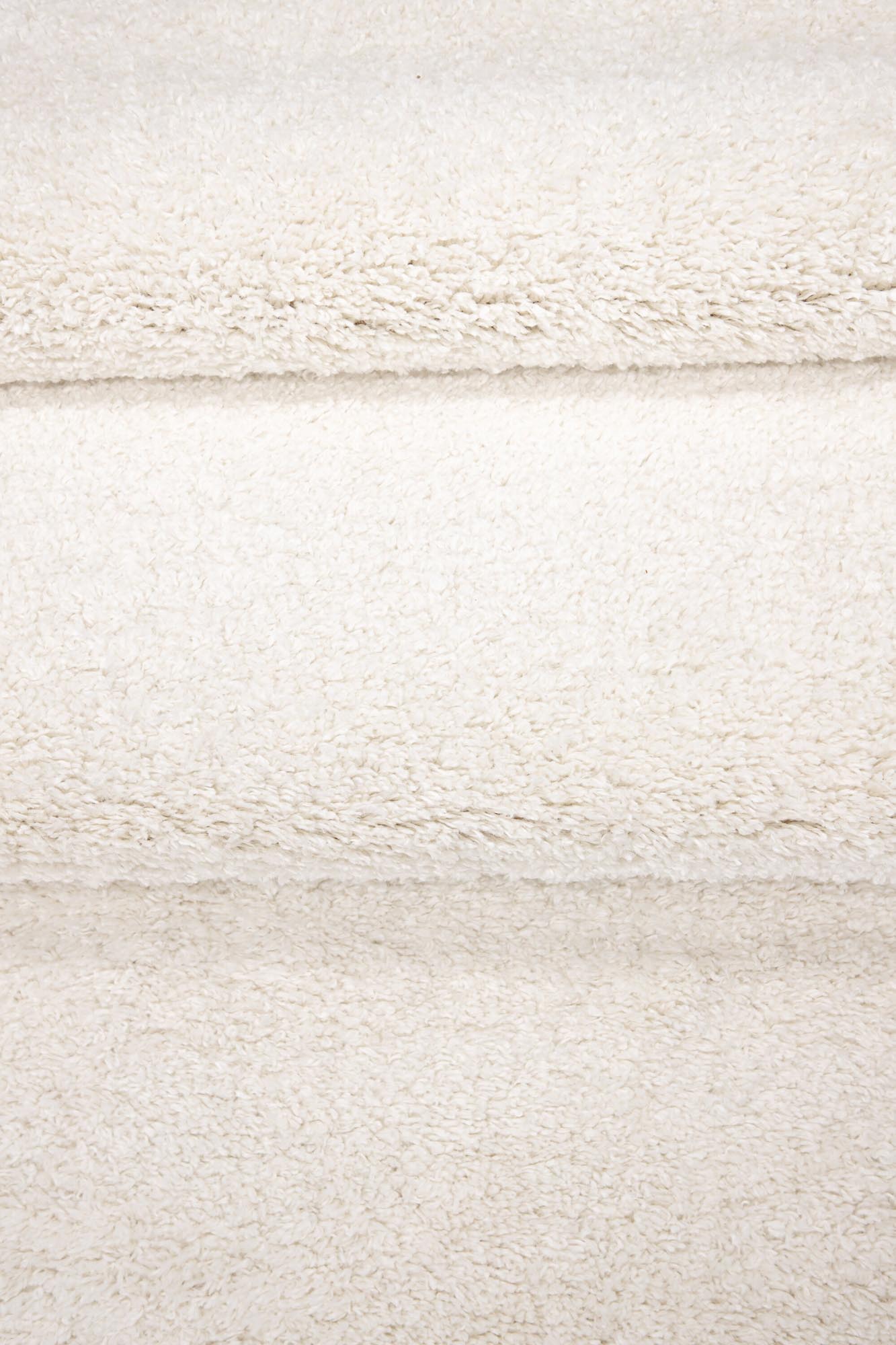 Walter Pluto Teppich Oval in Weiss präsentiert im Onlineshop von KAQTU Design AG. Teppich ist von Venture Home