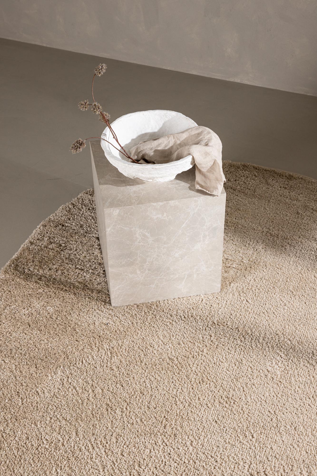 Walter Pluto Teppich Oval in Beige präsentiert im Onlineshop von KAQTU Design AG. Teppich ist von Venture Home