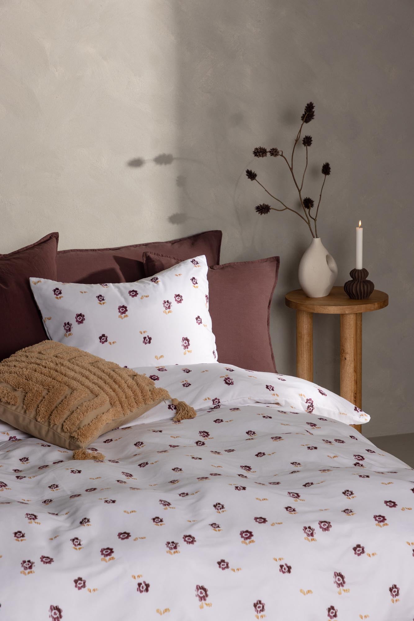 Verleihen Sie Ihrem Schlafzimmer mit der Oline Bettgarnitur von Venture Home Eleganz und Komfort. Hochwertige, pflegeleichte Bettwäsche mit floralen Akzenten für erholsame Nächte.