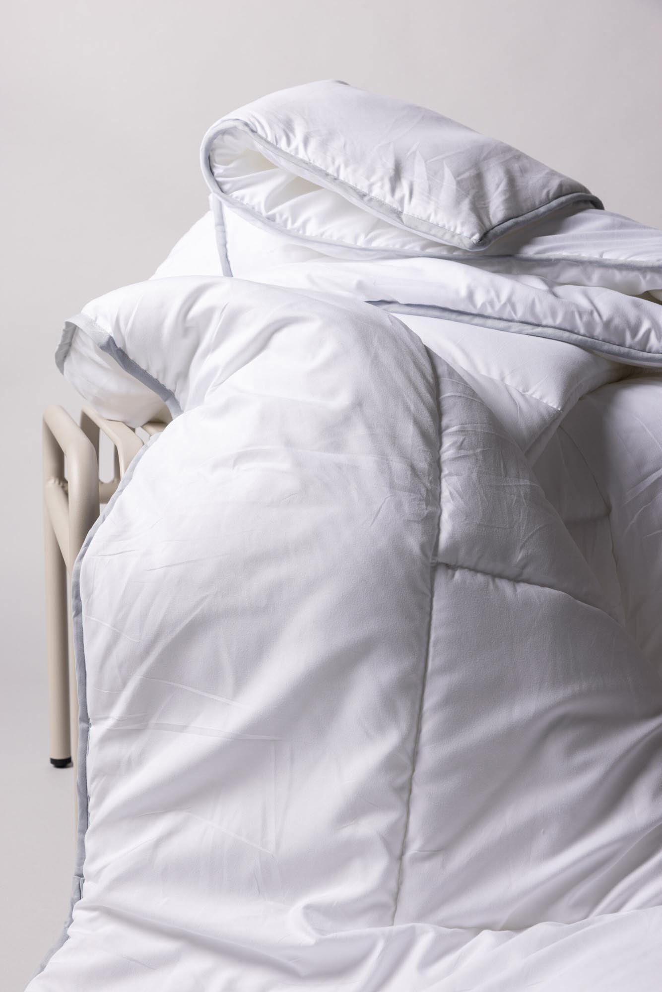 Die Alice Bettdecke: Leicht, warm und pflegeleicht, ideal für ein gemütliches Schlafzimmer.