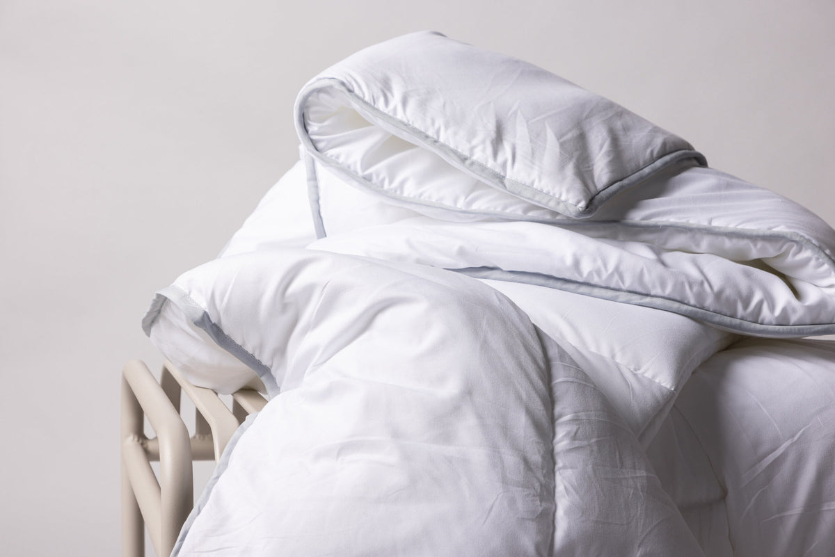 Alice Bettdecke in Weiss präsentiert im Onlineshop von KAQTU Design AG. Bettwäsche ist von Venture Home