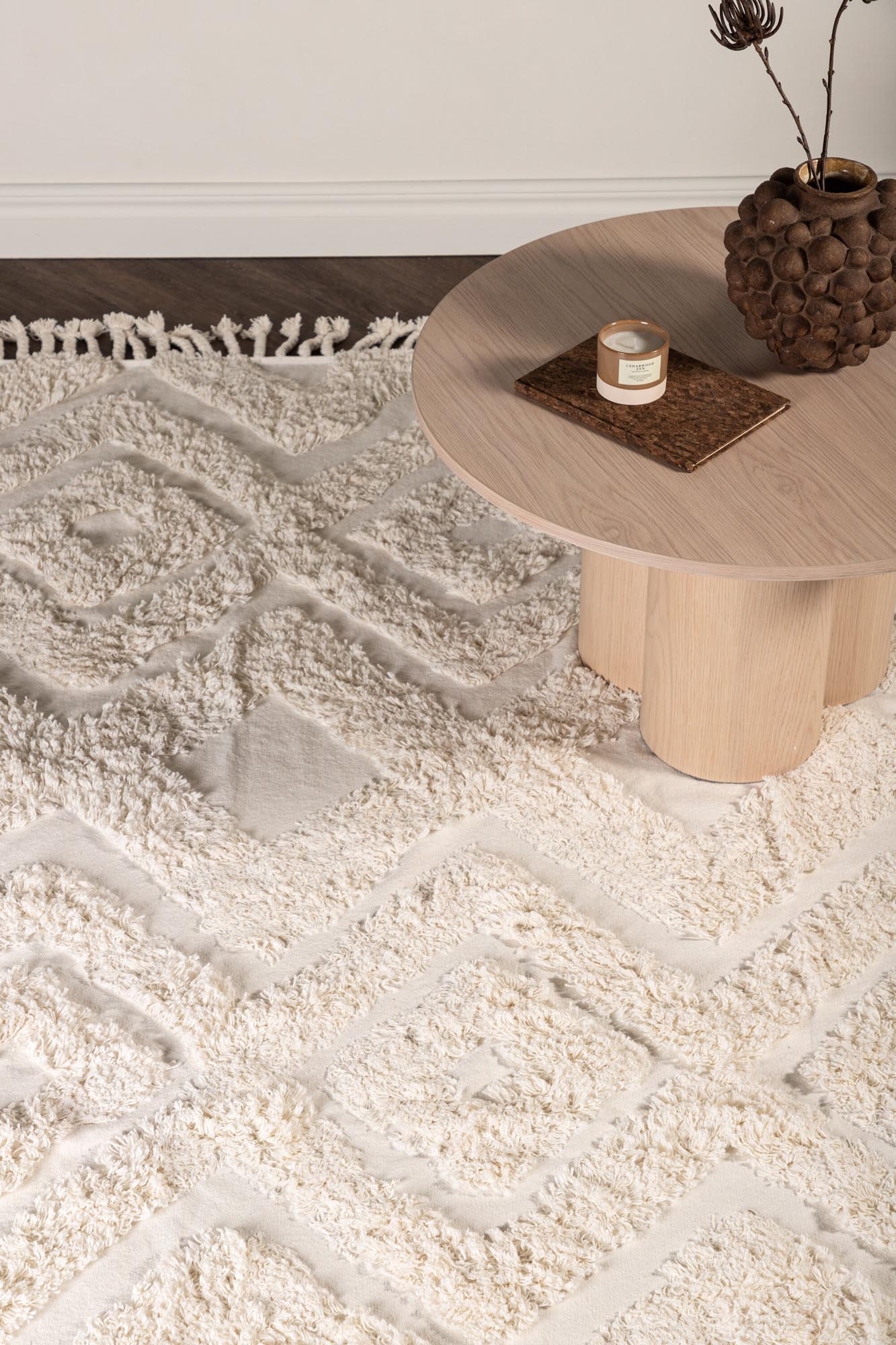 Hilma Teppich in Weiss präsentiert im Onlineshop von KAQTU Design AG. Teppich ist von Venture Home