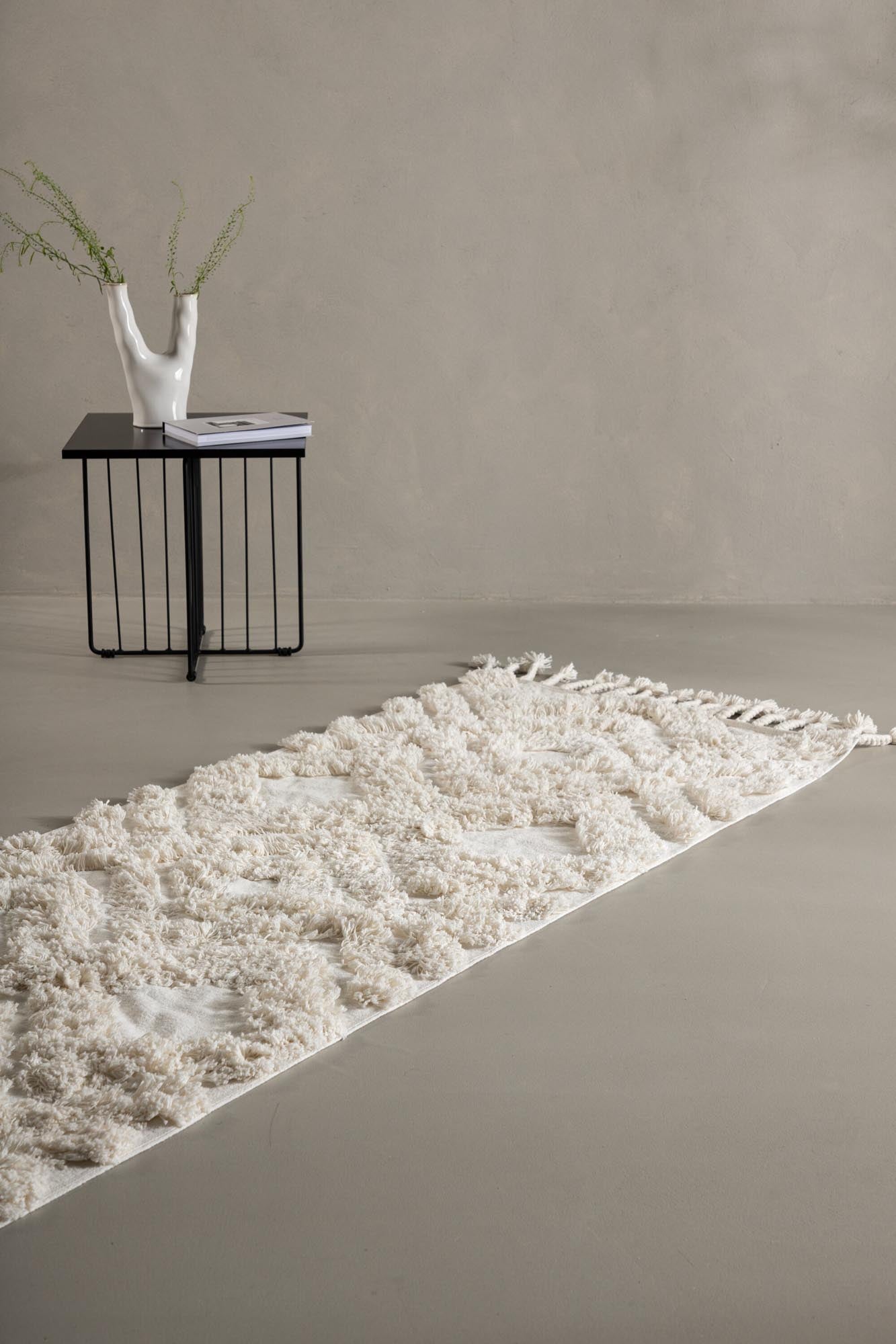 Hilma Teppich in Weiss präsentiert im Onlineshop von KAQTU Design AG. Teppich ist von Venture Home