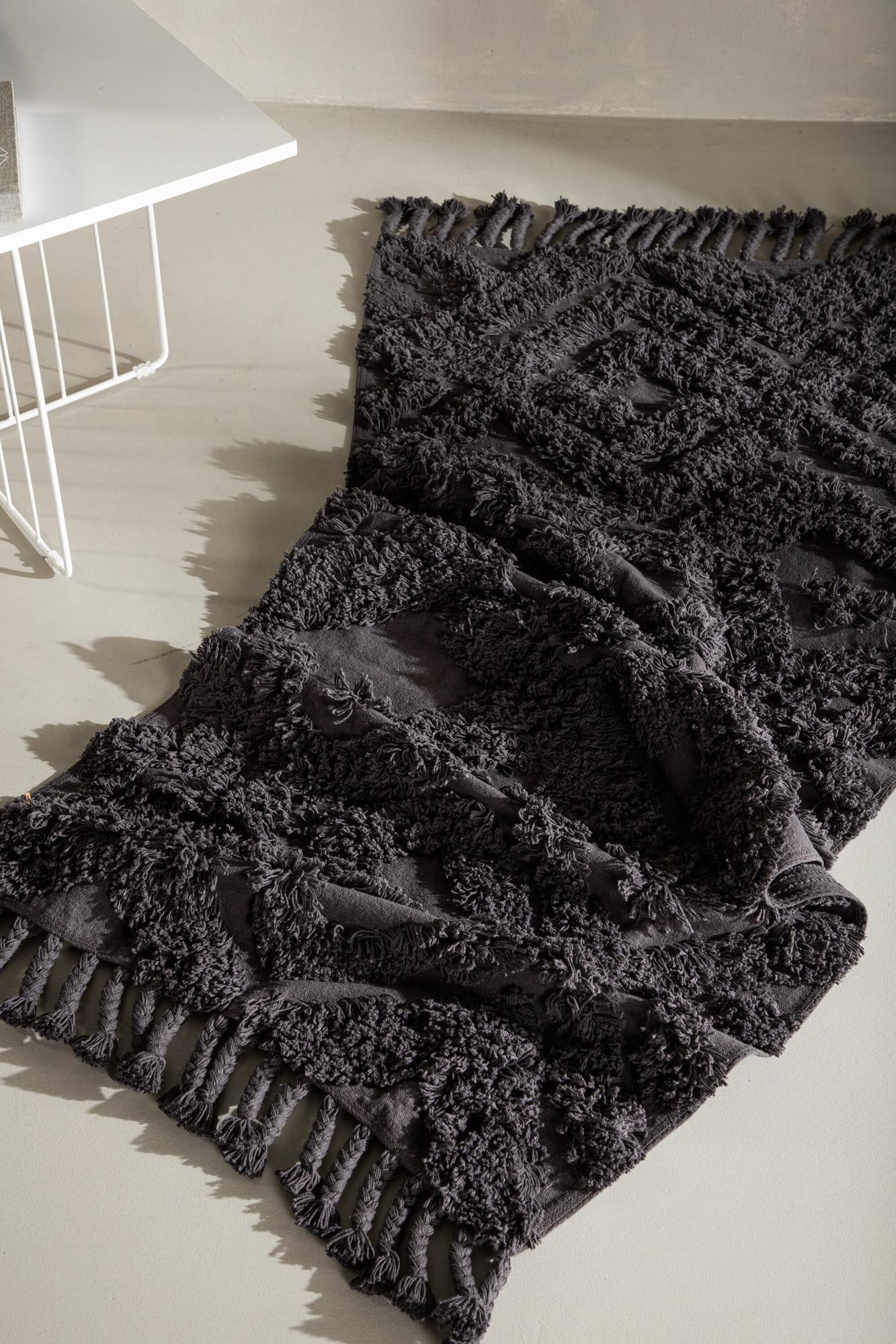 Hilma Teppich in Dunkelgrau präsentiert im Onlineshop von KAQTU Design AG. Teppich ist von Venture Home