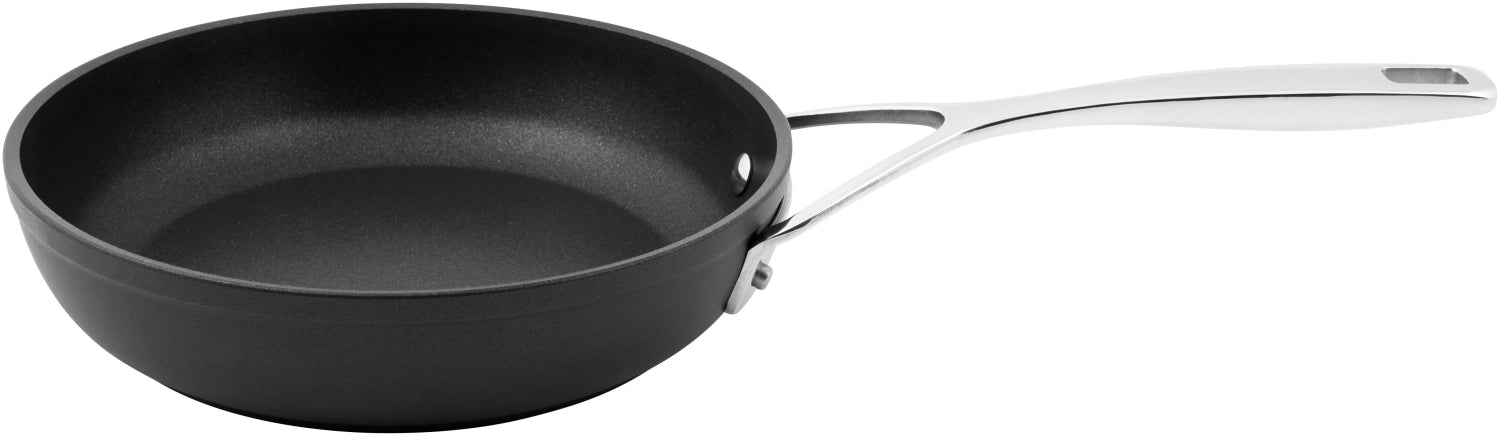 Entdecken Sie die Alu Pro 5 Bratpfanne von Demeyere: antihaftbeschichtet, langlebig, ideal für alle Herdarten. Perfekte Ergebnisse beim Kochen!