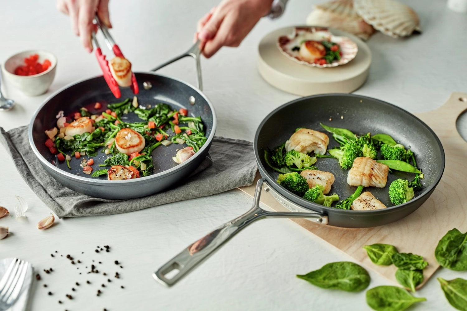 Erleben Sie die Alu Pro 5 Bratpfanne von Demeyere: Hochwertiges kaltgeschmiedetes Aluminium, optimale Wärmeleitung und mühelose Reinigung für anspruchsvolle Köche.