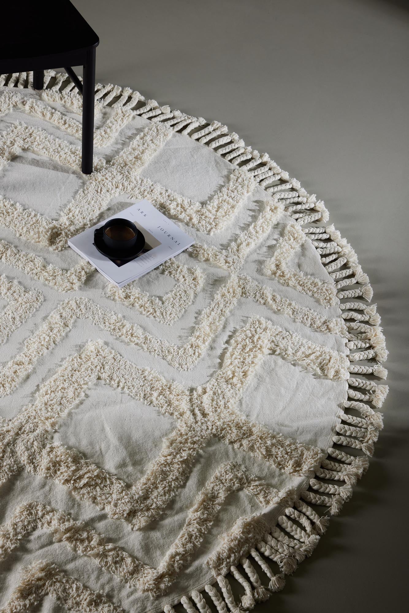 Hilma Teppich in Weiss präsentiert im Onlineshop von KAQTU Design AG. Teppich ist von Venture Home