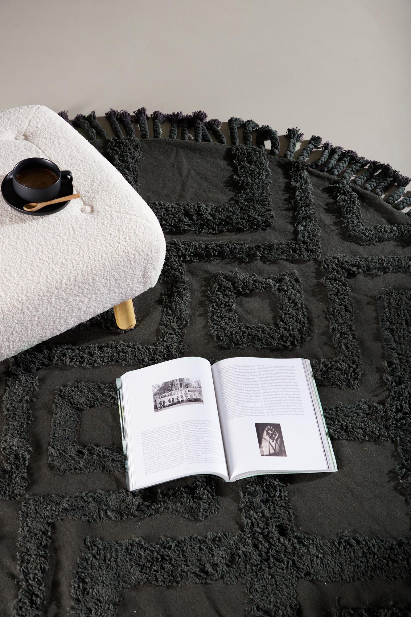 Hilma Teppich in Dunkelgrau präsentiert im Onlineshop von KAQTU Design AG. Teppich ist von Venture Home