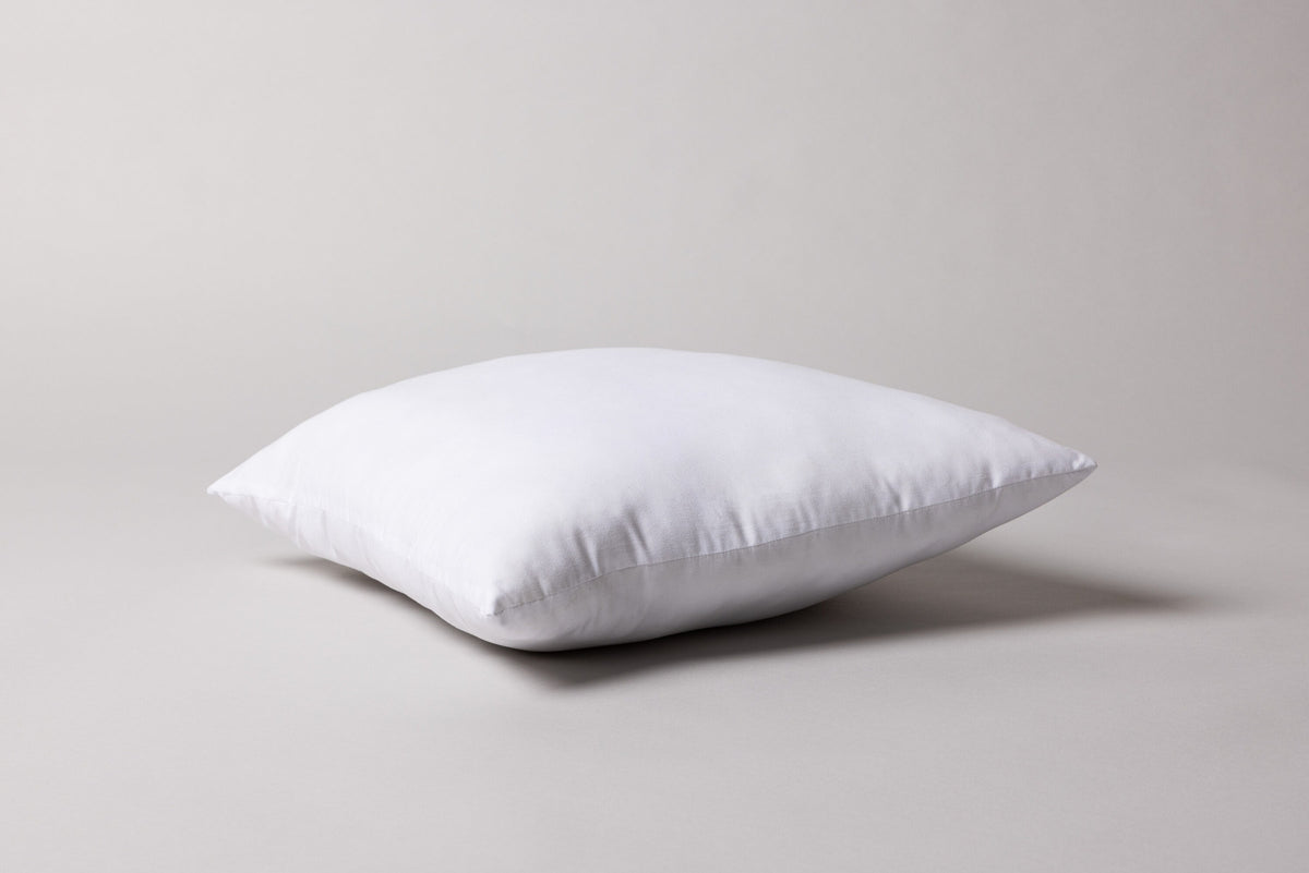 Wilma Innenkissen in Weiss präsentiert im Onlineshop von KAQTU Design AG. Kissenfüllung ist von Venture Home