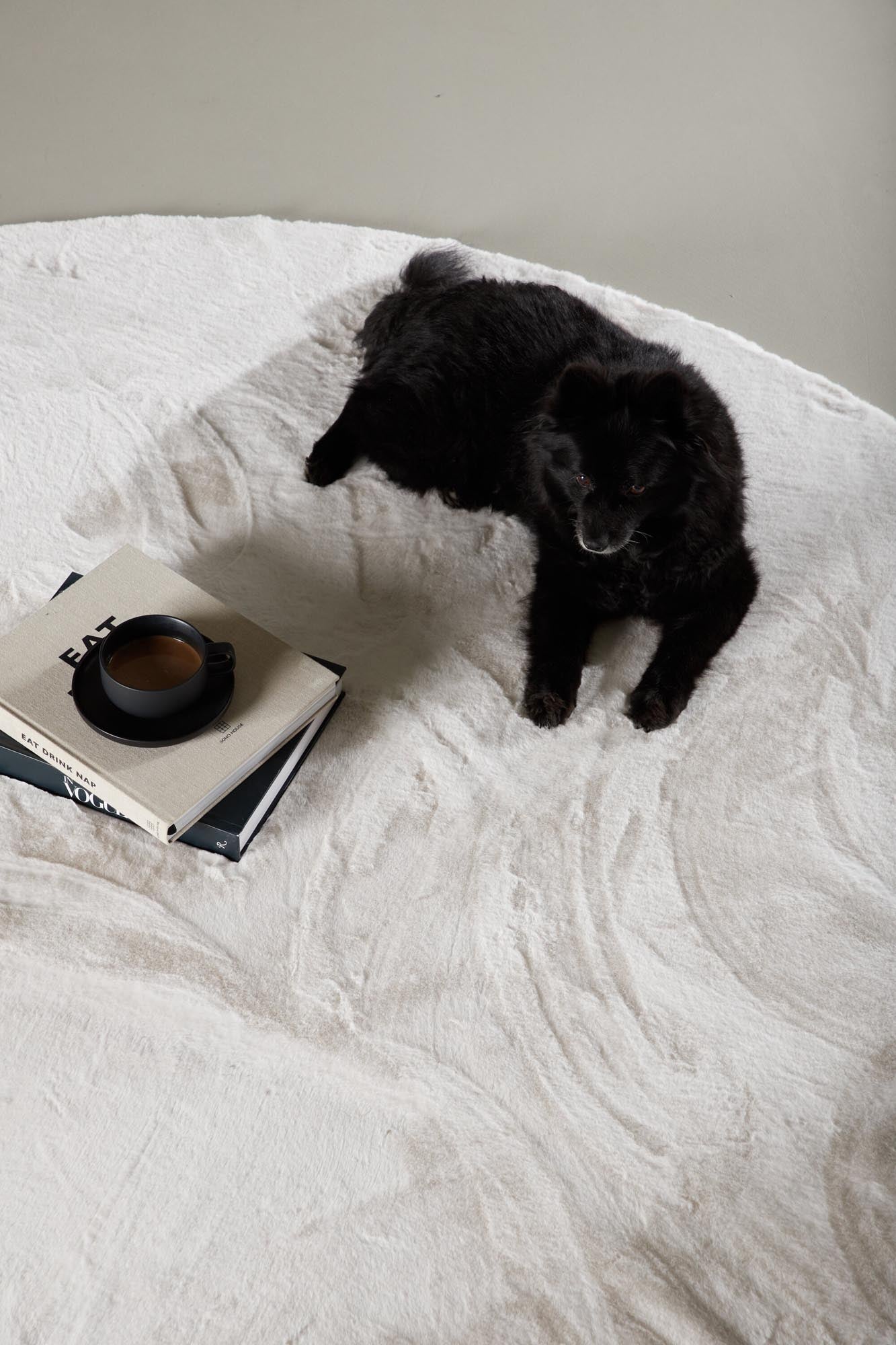 Nina Teppich rund: Hochwertige Polyestermatte mit sanften Farbveränderungen. Ideal für einladende Wohnräume und stilvolle Akzente.