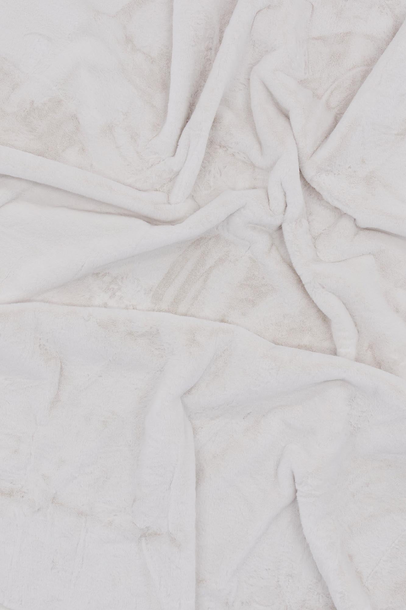 Nina Teppich von Venture Home: Elegante, runde Polyestermatte in frischem Weiss mit seidiger Haptik und schimmerndem Glanz für ein gemütliches Zuhause.