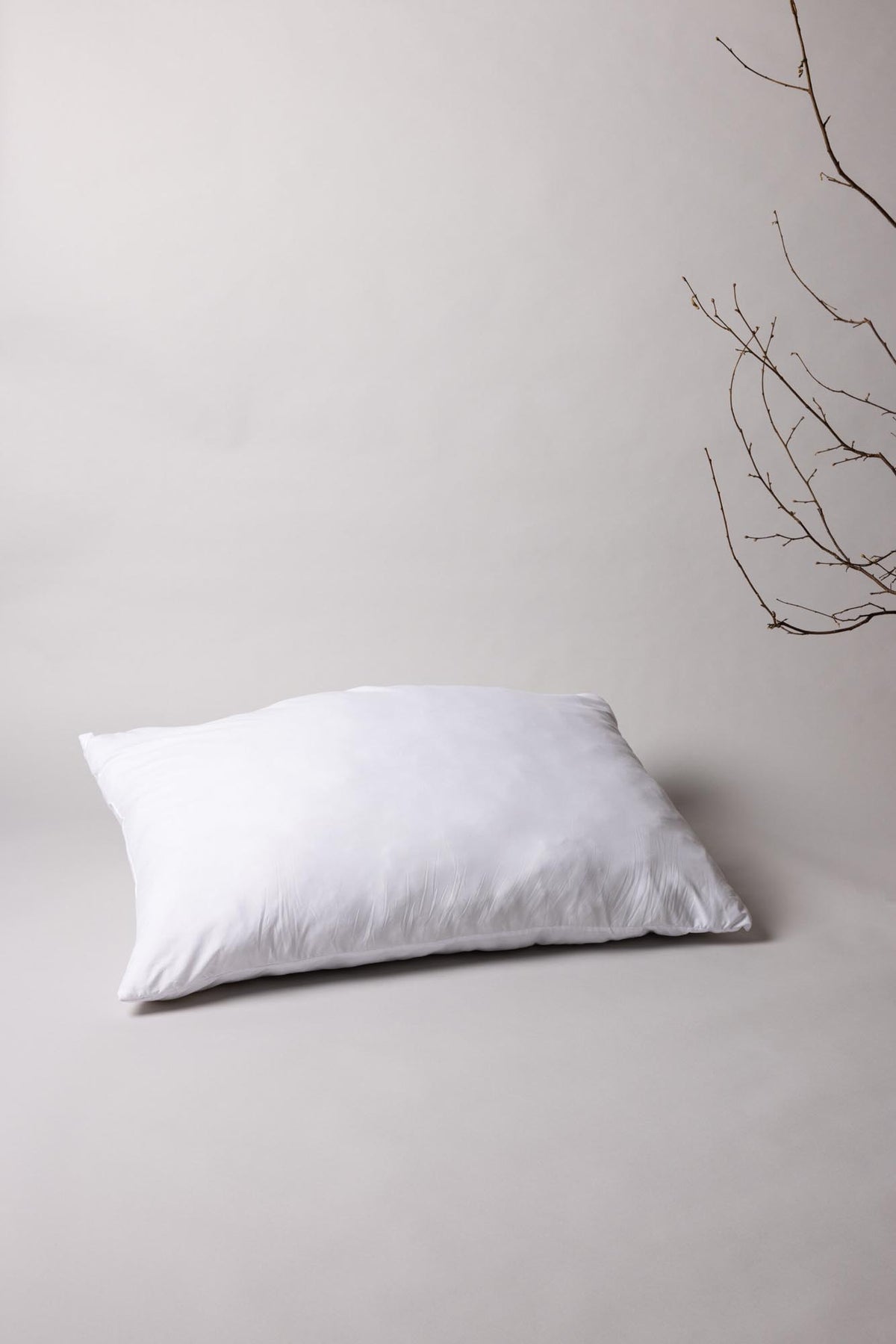 Iris Innenkissen in Weiss präsentiert im Onlineshop von KAQTU Design AG. Kissenfüllung ist von Venture Home