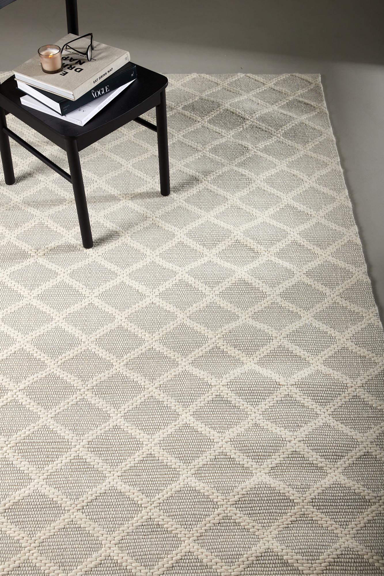 Entdecken Sie den Cloudy Teppich von Venture Home: Hochwertige Wollqualität, stilvolles Design und perfekte Größe für jeden Raum.