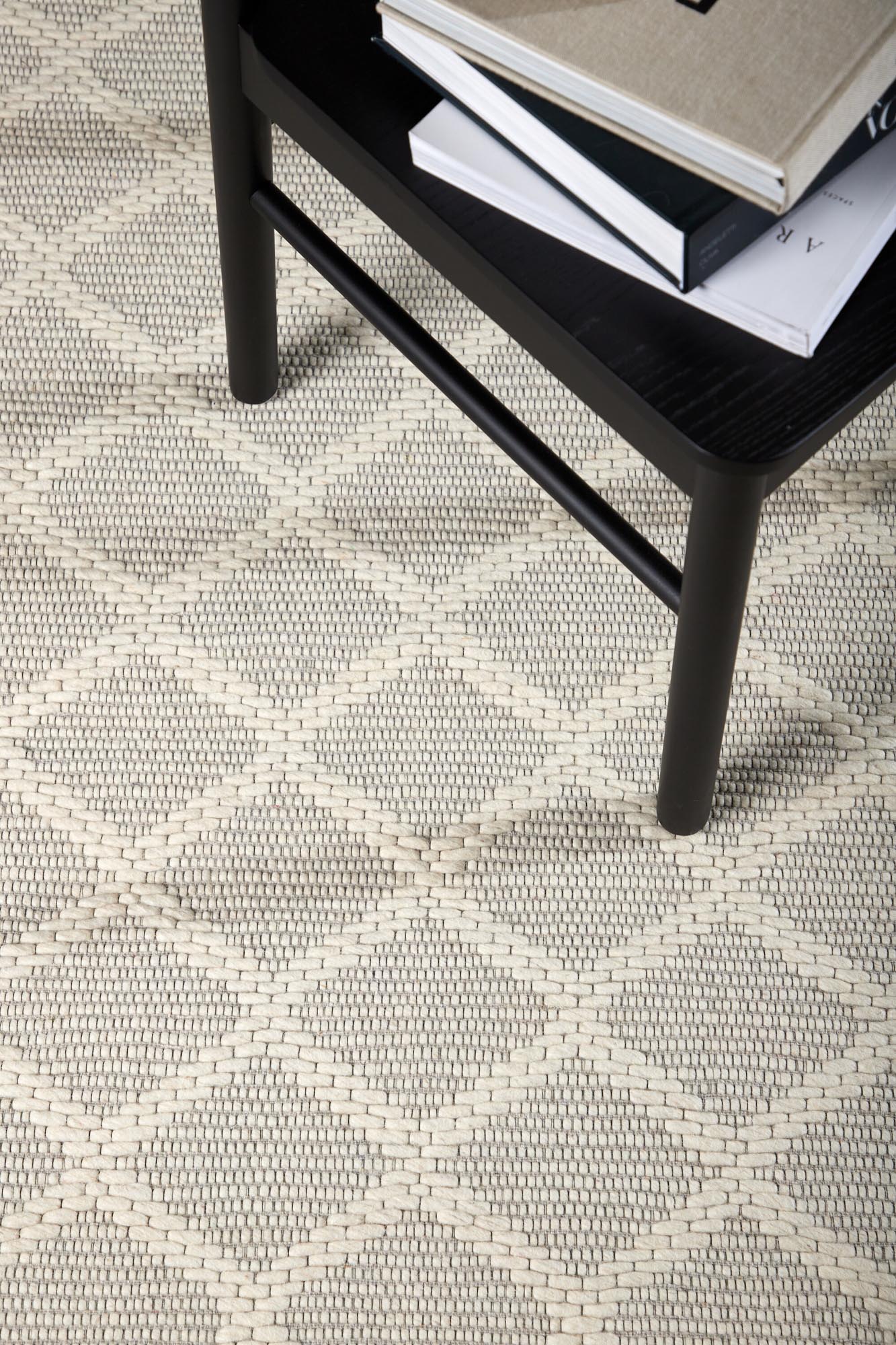 Cloudy Teppich von Venture Home: Handgewebte Wolle, stilvolles Farbwechselmuster und vielseitig einsetzbar für ein gemütliches Ambiente.