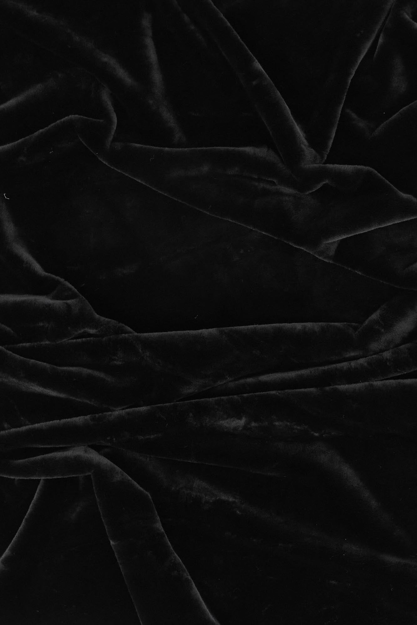 Nina Teppich: Elegante Polyestermatte in edlem Schwarz, 230x160 cm. Seidige Oberfläche, robust und pflegeleicht. Perfekt für stilvolle Wohnräume.