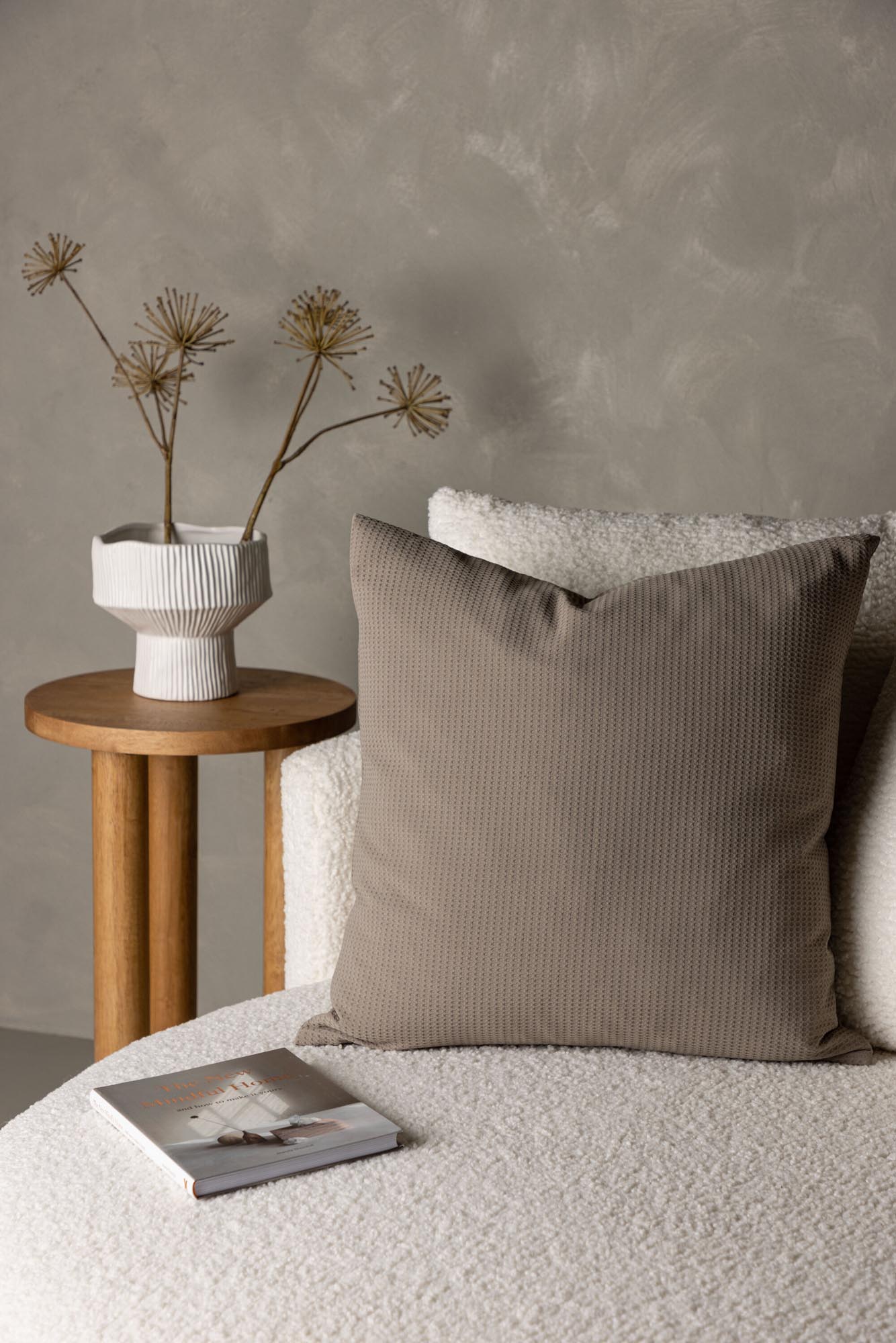 Celine Kissenbezug von Venture Home: Hochwertiger Polyester, pflegeleicht, mit Waffelstruktur für stilvolle Akzente in jedem Raum.