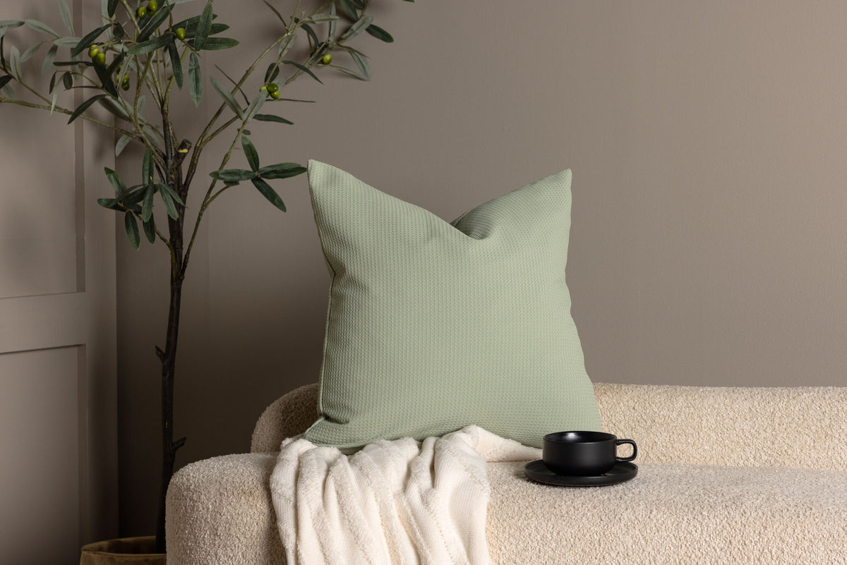 Celine Kissenbezug in Grün präsentiert im Onlineshop von KAQTU Design AG. Deko Kissenbezug ist von Venture Home