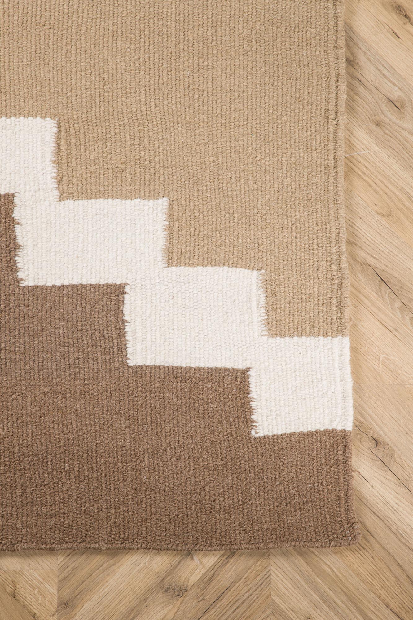 Aston Teppich von Venture Home: Stilvoller Wollteppich mit dynamischen Mustern, ideal für einladende Wohnräume und vielseitige Einrichtung.