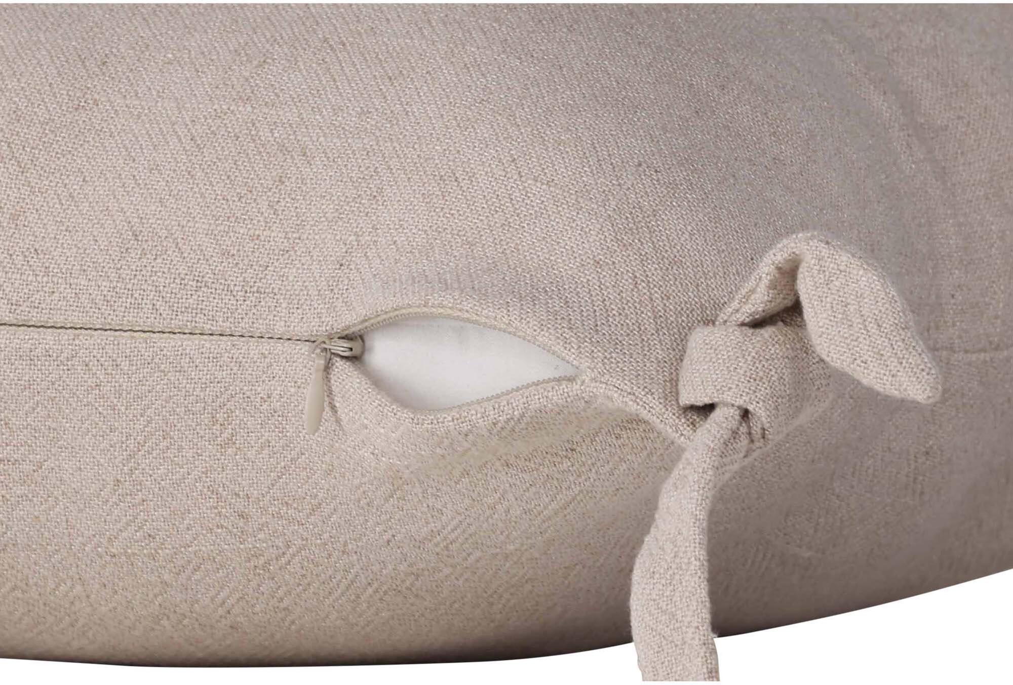 Nora Kissenbezug von Venture Home: Luxuriöse Materialien, verspielte Schnürsenkel und harmonische Farben für stilvolle Akzente in jedem Raum.