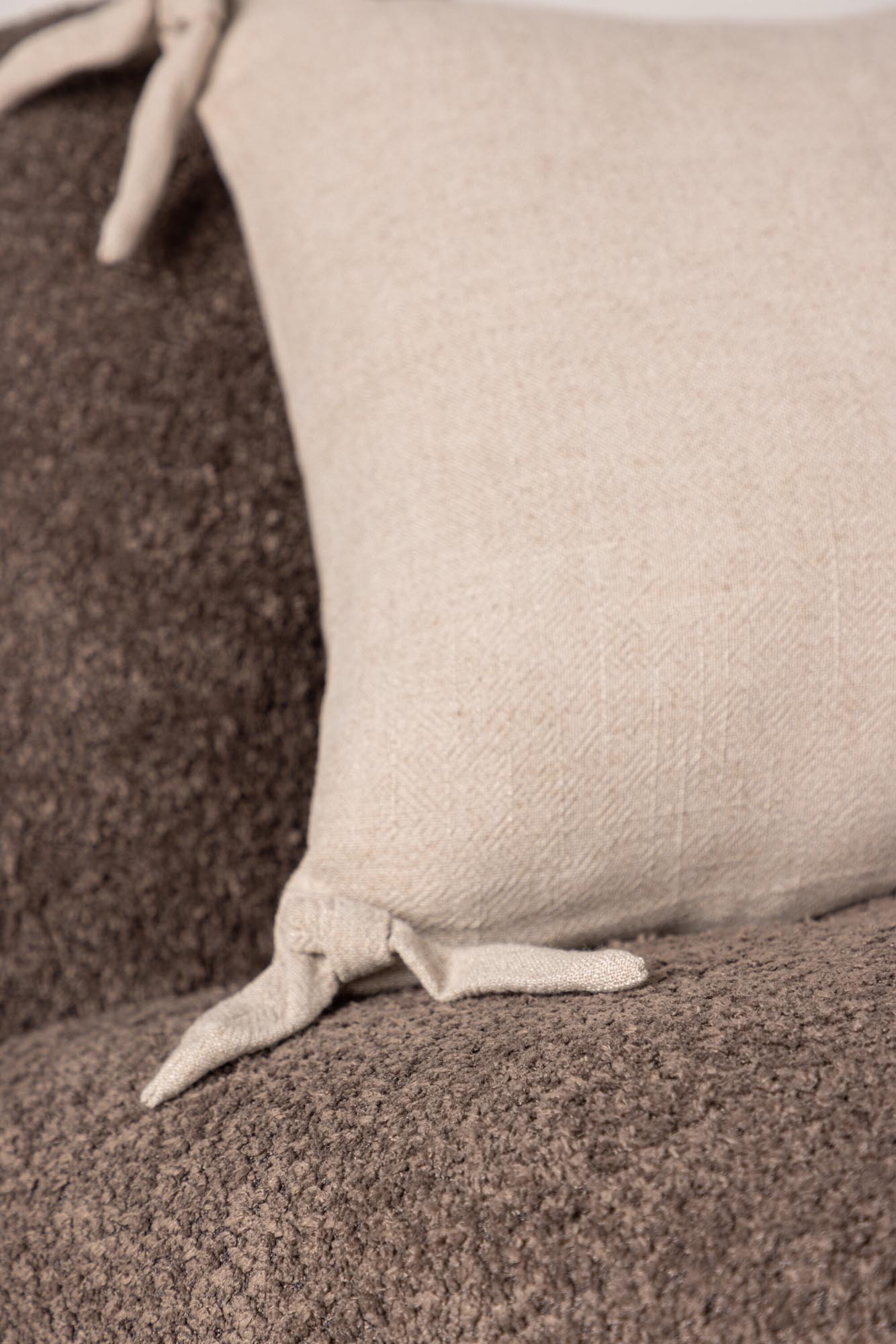 Eleganter Kissenbezug Nora von Venture Home in warmem Beigeton. Hochwertige Viskose-Leinen-Mischung für luxuriösen Komfort und charmante Details.