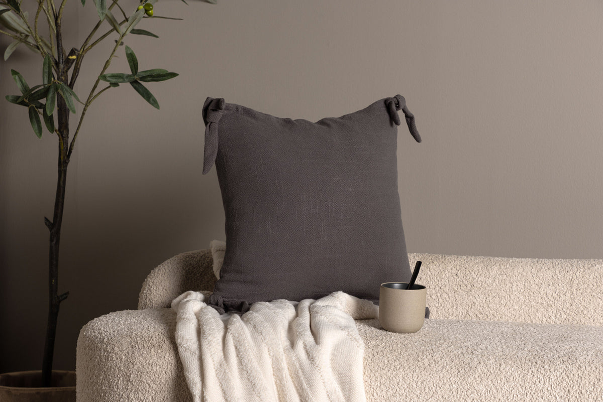 Nora Kissenbezug in Dunkelgrau präsentiert im Onlineshop von KAQTU Design AG. Deko Kissenbezug ist von Venture Home