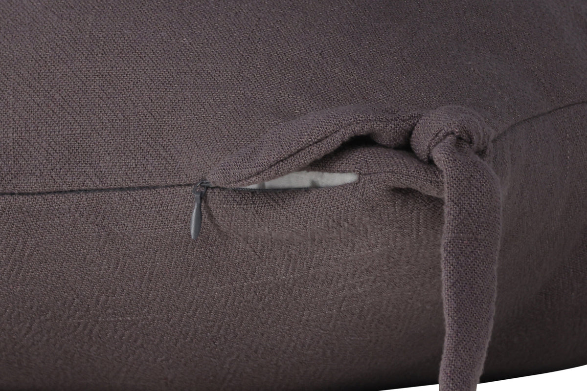 Nora Kissenbezug in Dunkelgrau präsentiert im Onlineshop von KAQTU Design AG. Deko Kissenbezug ist von Venture Home
