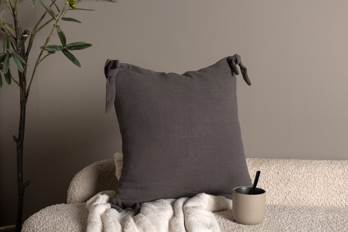Nora Kissenbezug in Dunkelgrau präsentiert im Onlineshop von KAQTU Design AG. Deko Kissenbezug ist von Venture Home