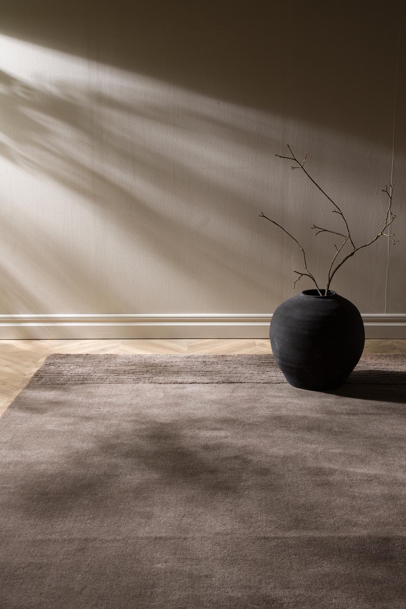 Matteo Teppich in Braun präsentiert im Onlineshop von KAQTU Design AG. Teppich ist von Venture Home