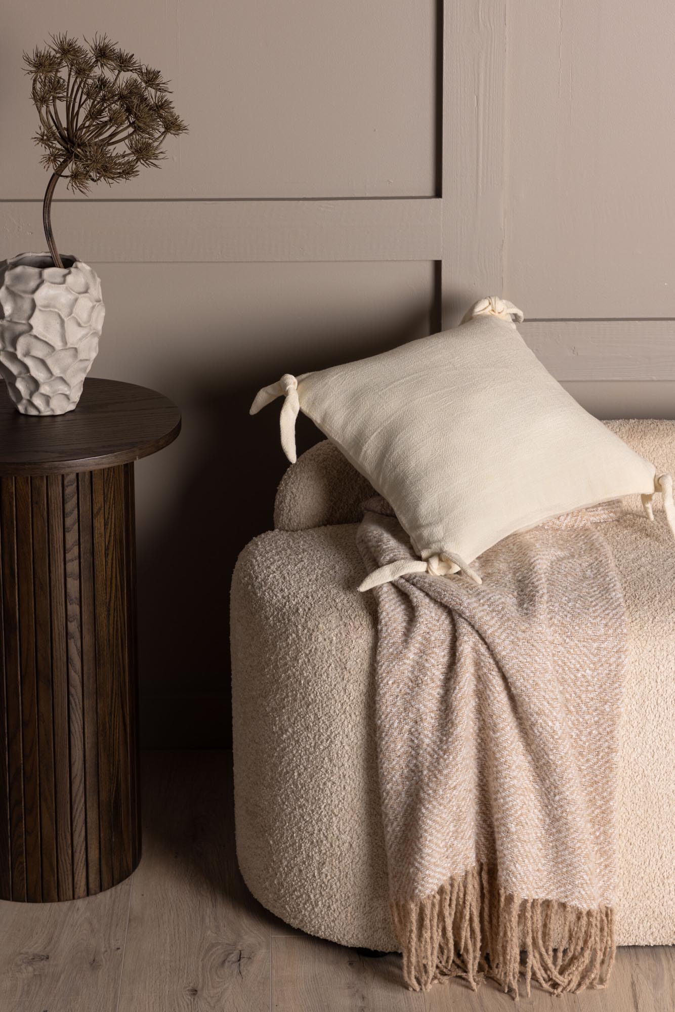 Der Nora Kissenbezug von Venture Home vereint Eleganz und Funktionalität in einem erdigen Beigeton, ideal für jedes Wohnambiente.