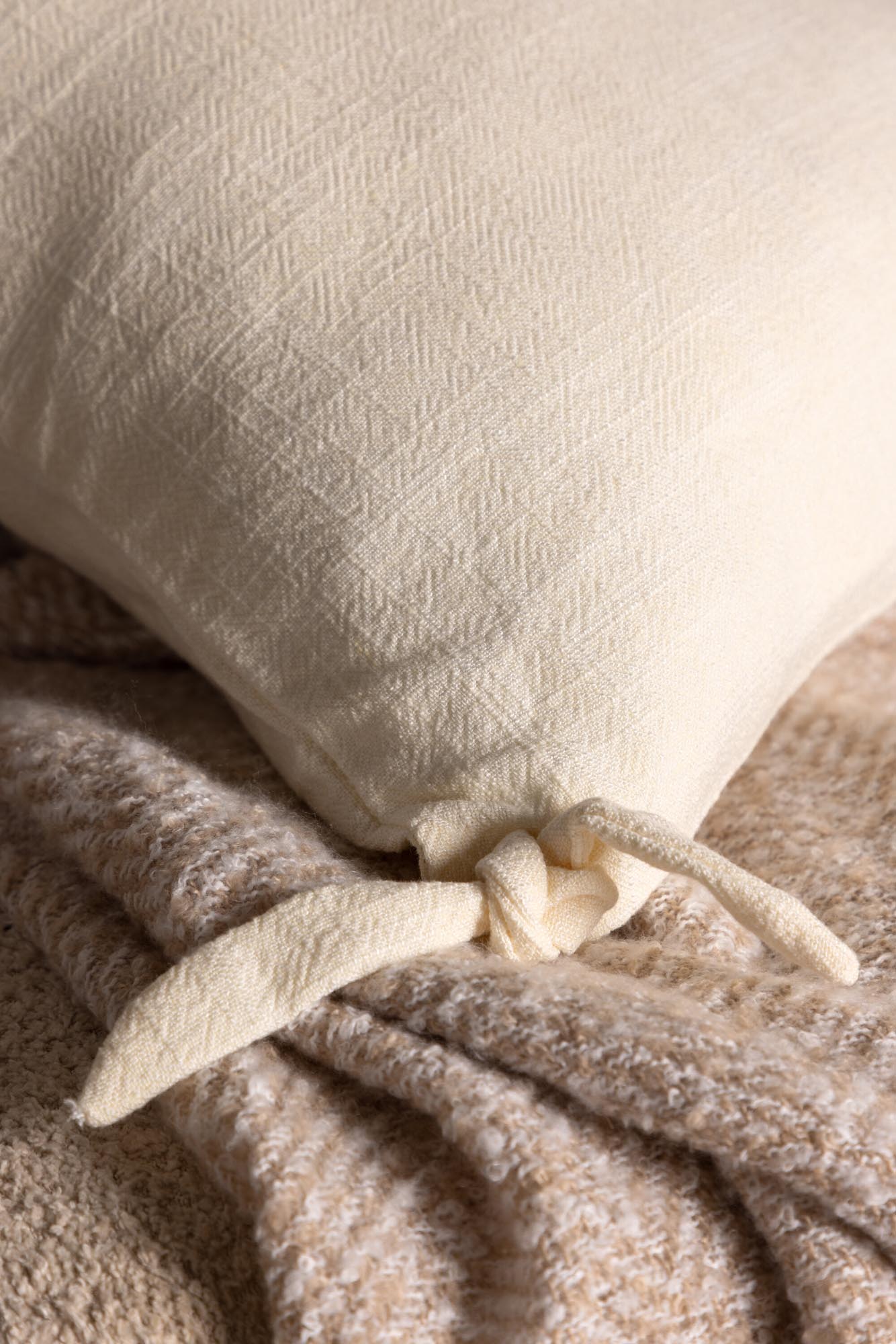 Nora Kissenbezug von Venture Home: Stilvoll in zartem Beige gehalten.