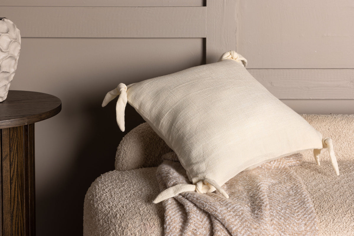 Nora Kissenbezug in Weiss präsentiert im Onlineshop von KAQTU Design AG. Deko Kissenbezug ist von Venture Home