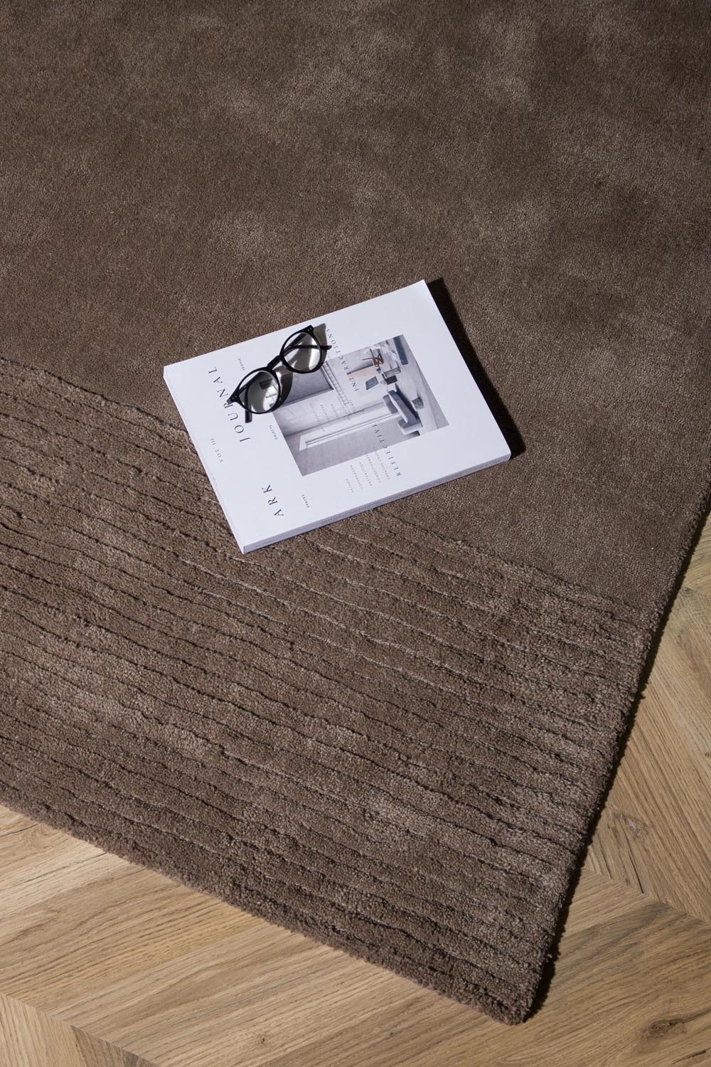 Matteo Teppich in Braun präsentiert im Onlineshop von KAQTU Design AG. Teppich ist von Venture Home