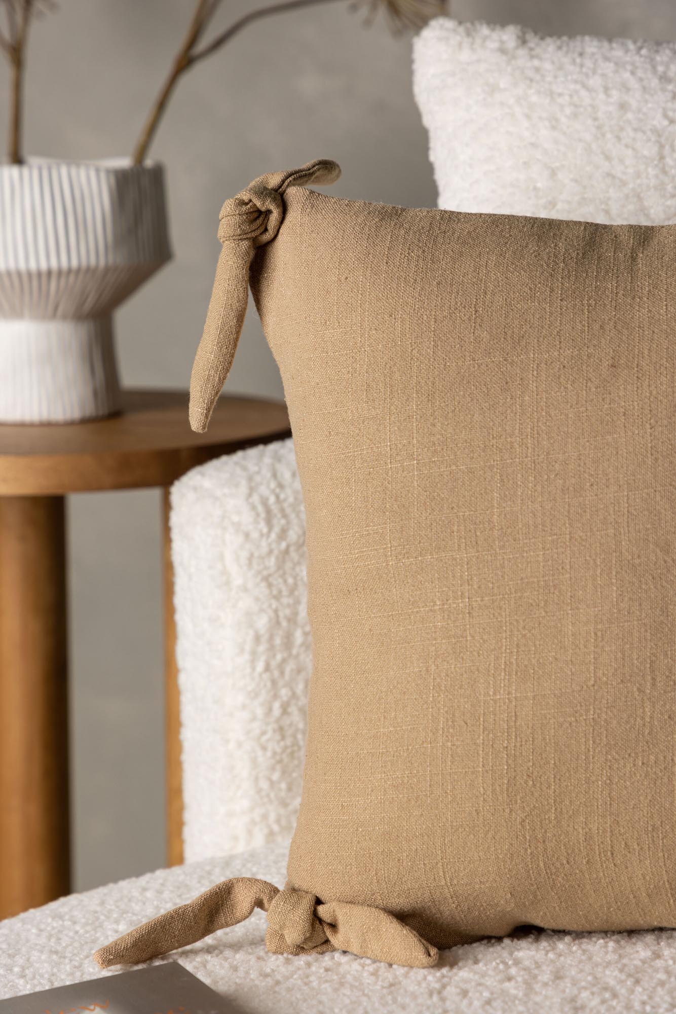 Eleganter Nora Kissenbezug von Venture Home in erdigen Beigetönen. Aus feiner Viskose-Leinen-Mischung mit verspielten Schnürsenkeln für ein stilvolles Ambiente.