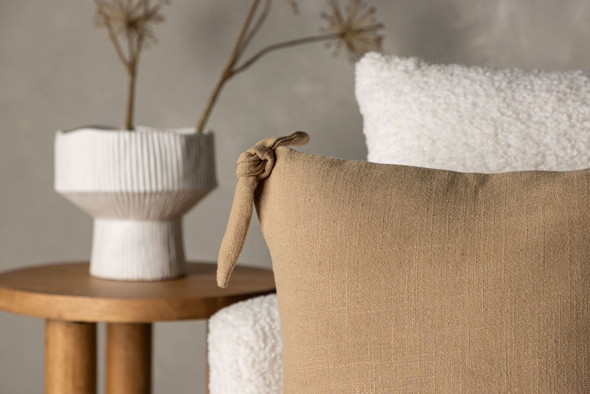 Nora Kissenbezug in Braun präsentiert im Onlineshop von KAQTU Design AG. Deko Kissenbezug ist von Venture Home
