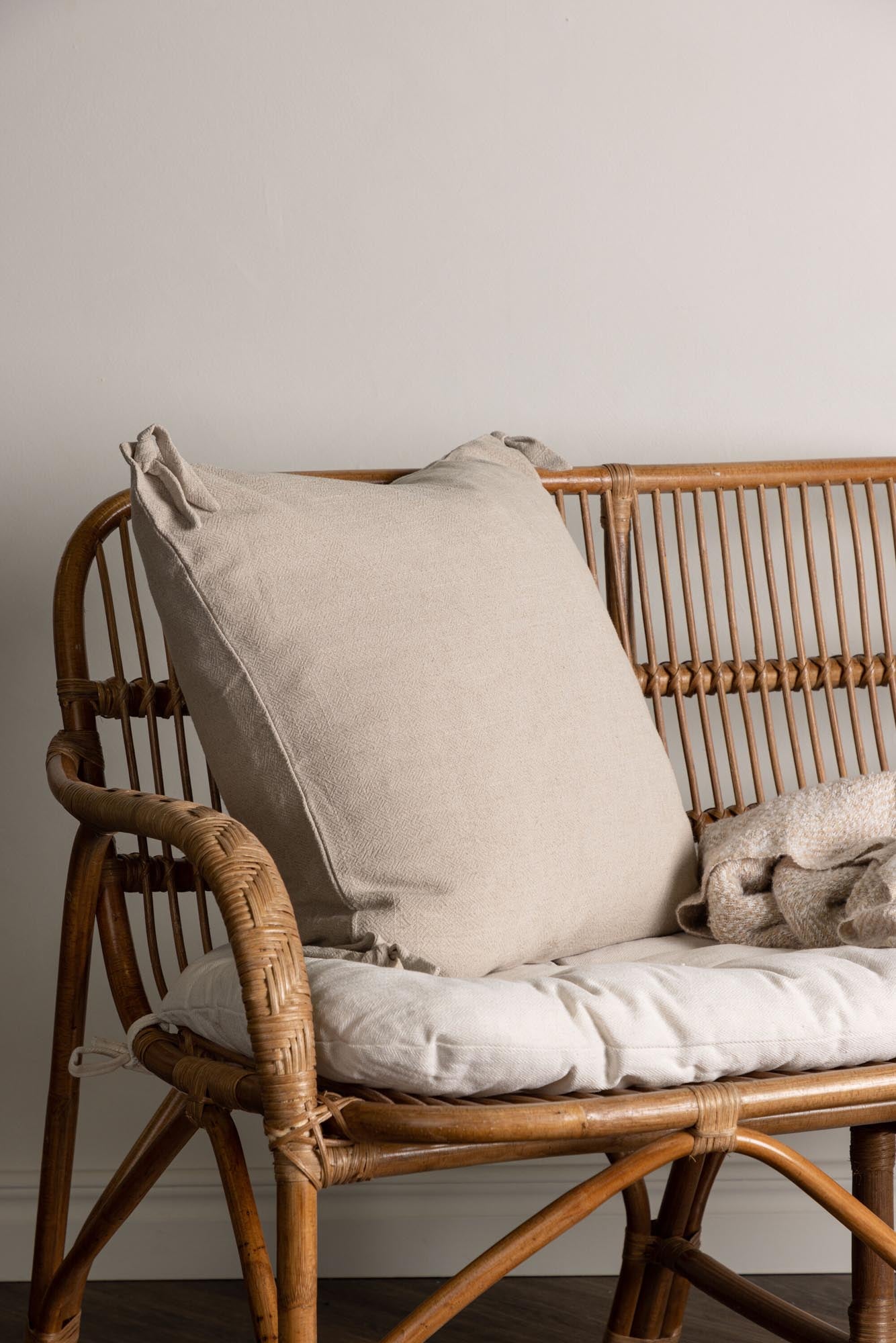 Stilvoller Nora Kissenbezug von Venture Home in warmem Beigeton, gefertigt aus hochwertiger Viskose-Leinen-Mischung für luxuriösen Komfort.