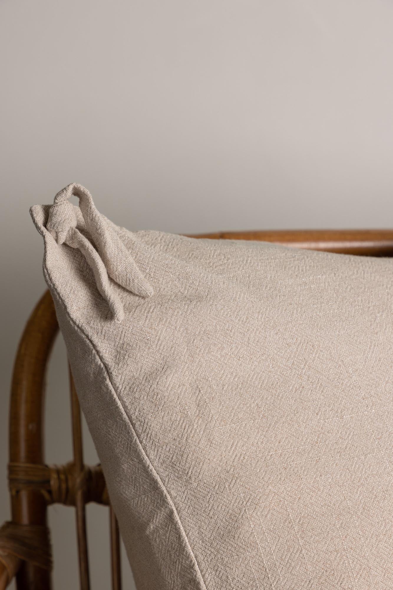 Der Nora Kissenbezug von Venture Home vereint Eleganz und Funktionalität in einem erdigen Beigeton, ideal für jedes Wohnambiente.