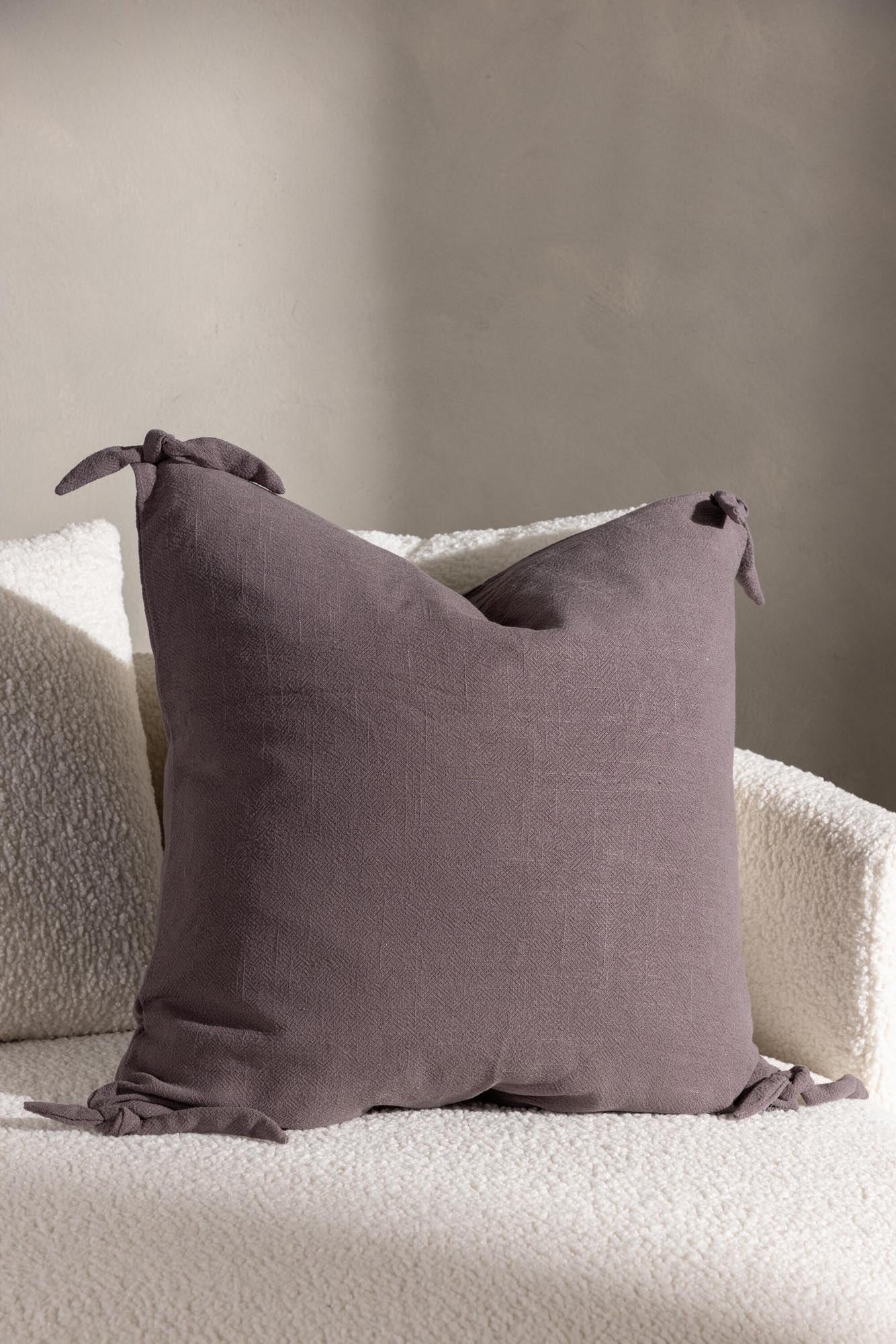 Eleganter Nora Kissenbezug von Venture Home in erdigen Beigetönen. Aus feiner Viskose-Leinen-Mischung mit verspielten Schnürsenkeln für ein stilvolles Ambiente.