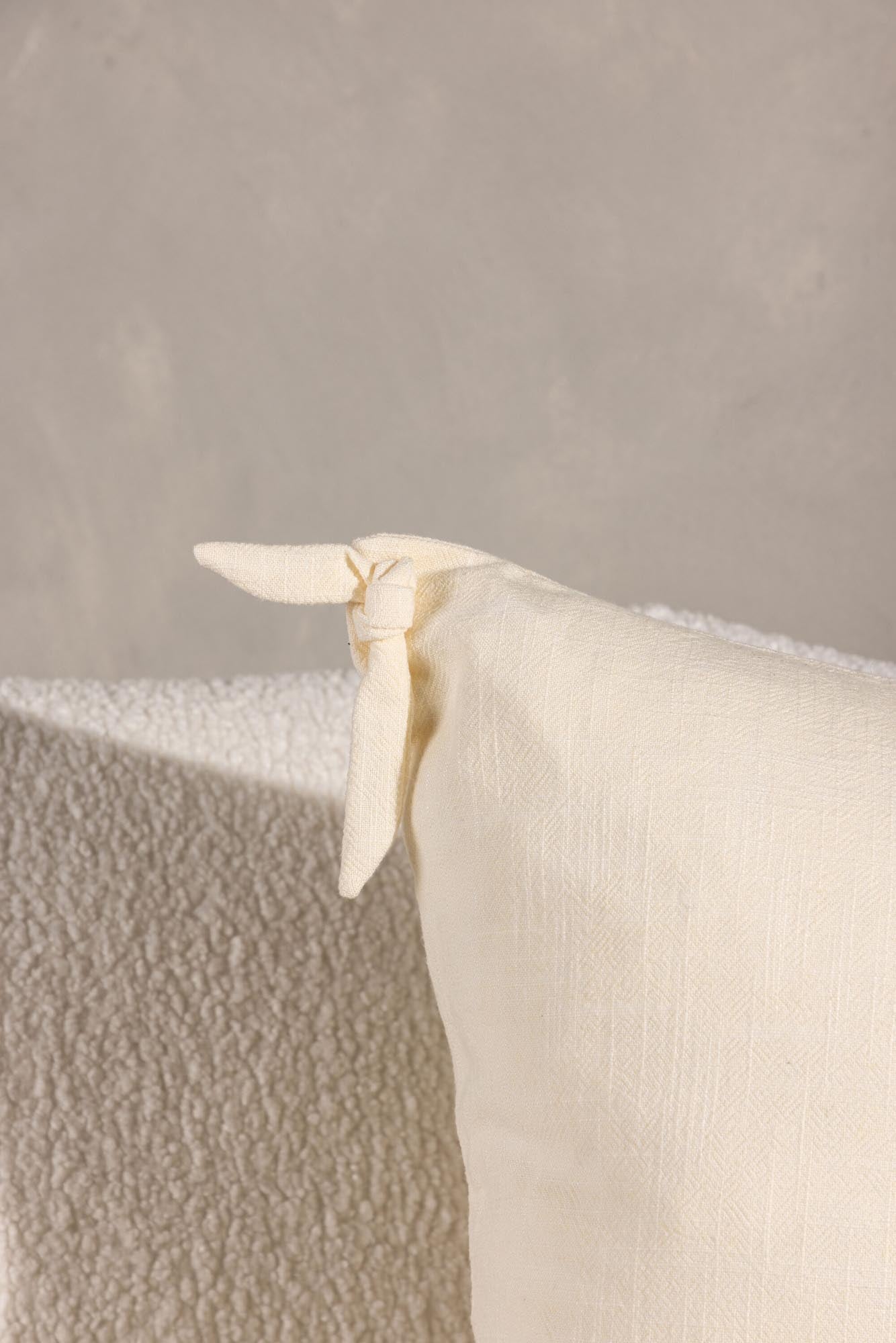 Nora Kissenbezug von Venture Home: Hochwertige Viskose-Leinen-Mischung, charmante Details und vielseitig einsetzbar für stilvolle Akzente.