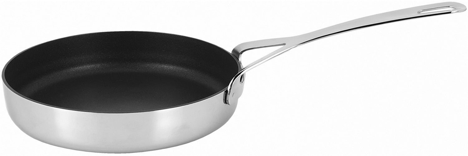 Resto frittura in una piccola d16cm rivestita non ricoperta