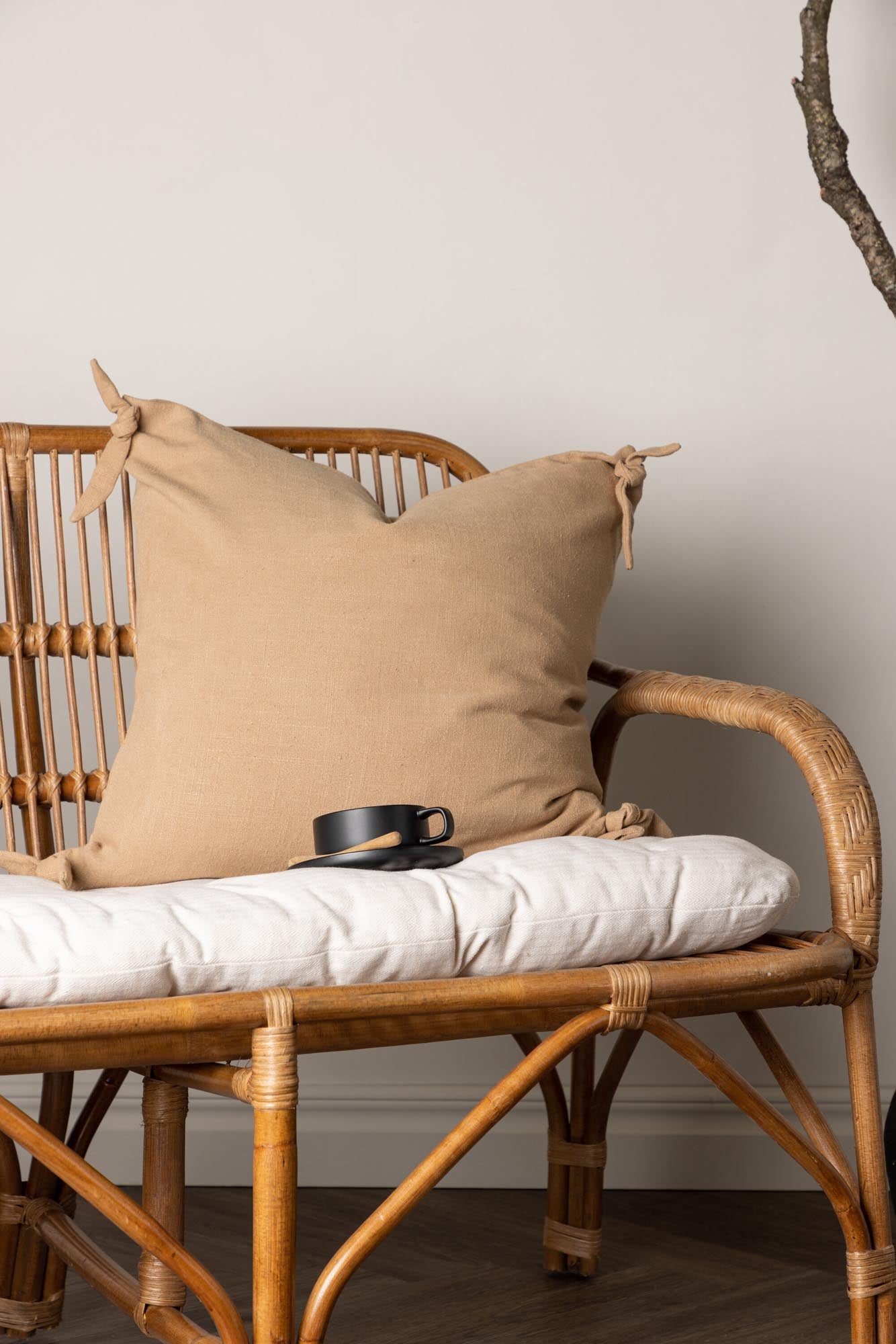 Nora Kissenbezug von Venture Home: Hochwertige Viskose-Leinen-Mischung, charmante Details und vielseitig einsetzbar für elegantes Wohnen.