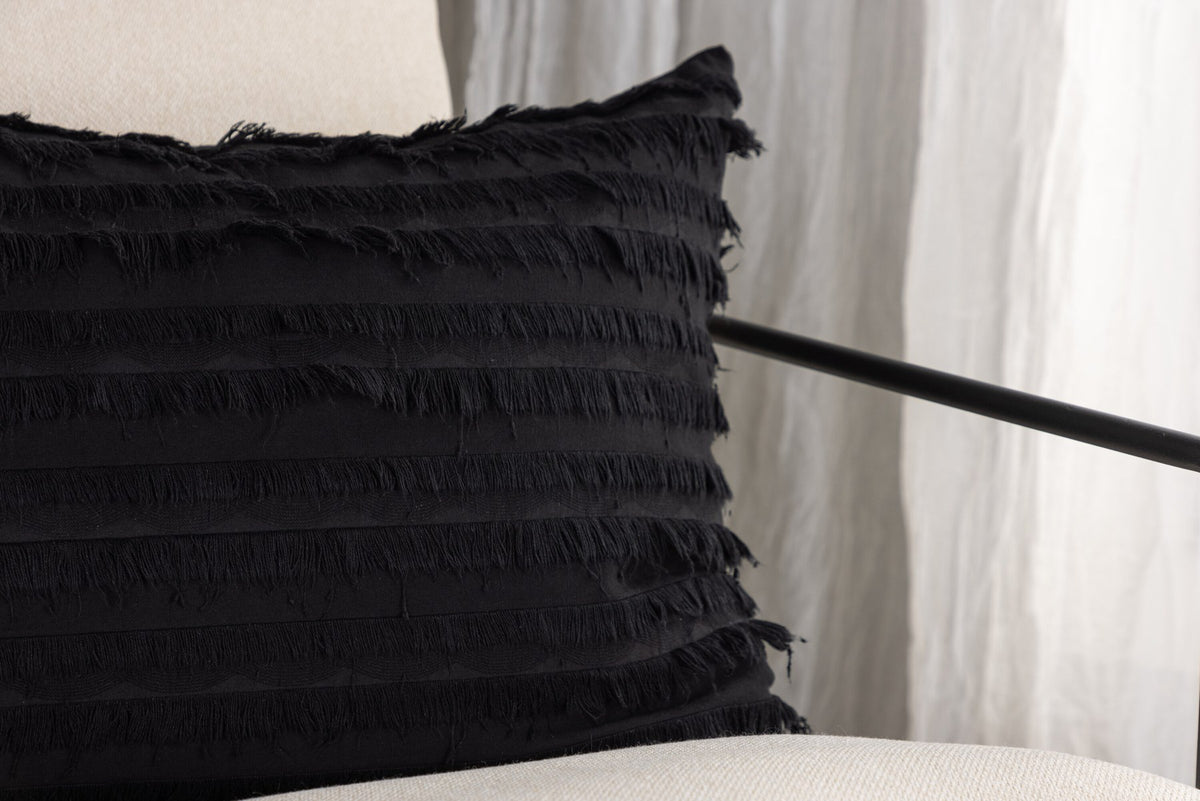 Schwarzer Edith Kissenbezug aus 100 % Baumwolle mit dekorativen Wimpern und linearem Muster in rechteckiger Form.