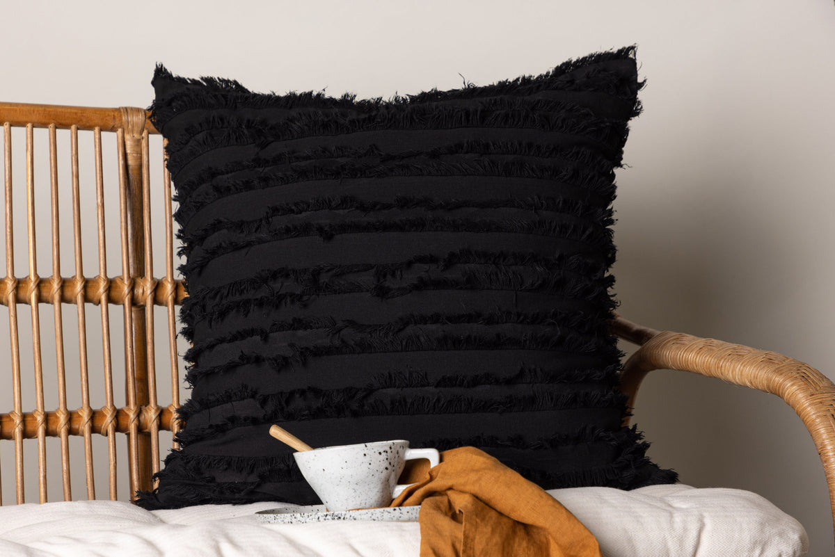 Edith Kissenbezug in Schwarz präsentiert im Onlineshop von KAQTU Design AG. Deko Kissenbezug ist von Venture Home