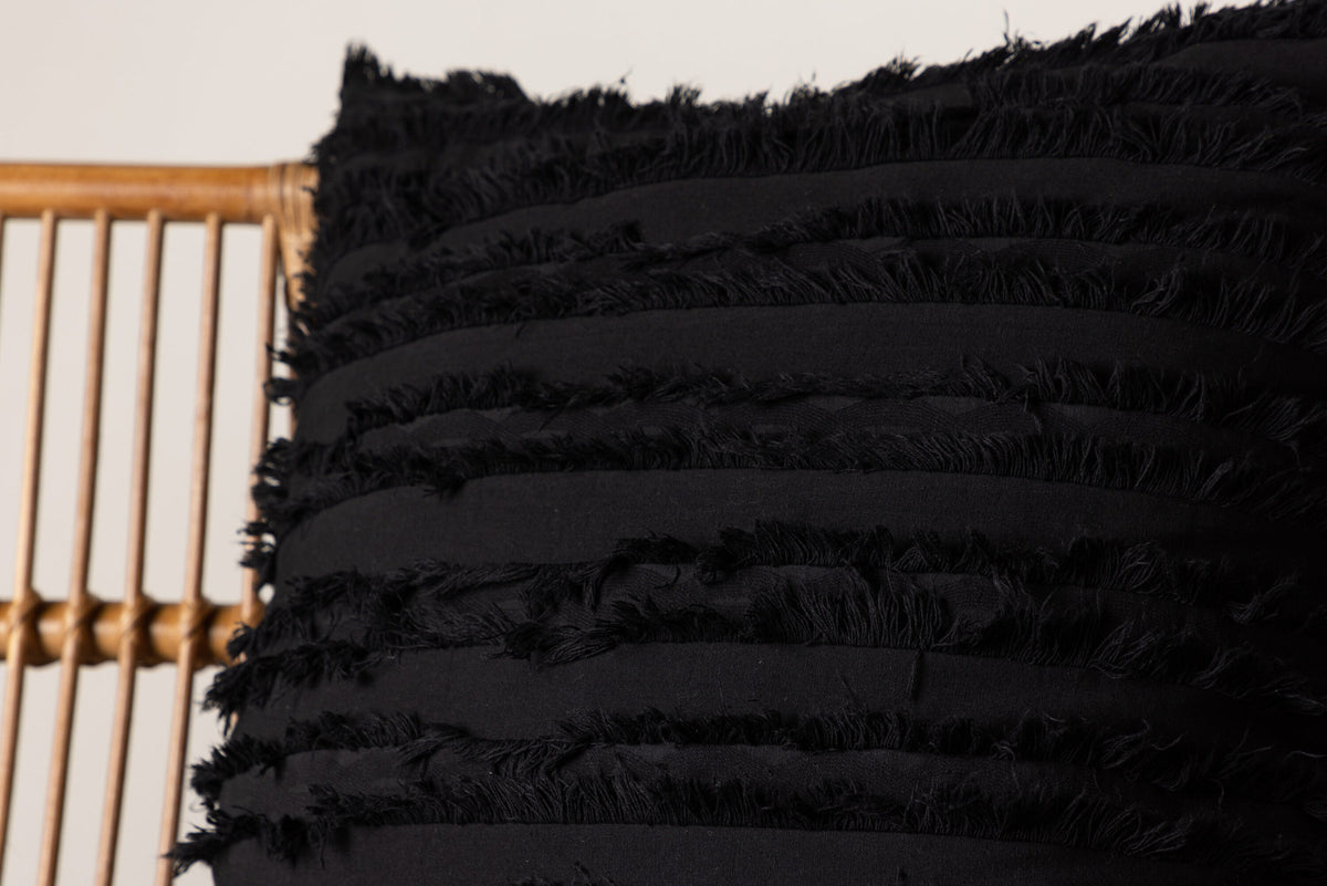 Edith Kissenbezug in Schwarz präsentiert im Onlineshop von KAQTU Design AG. Deko Kissenbezug ist von Venture Home