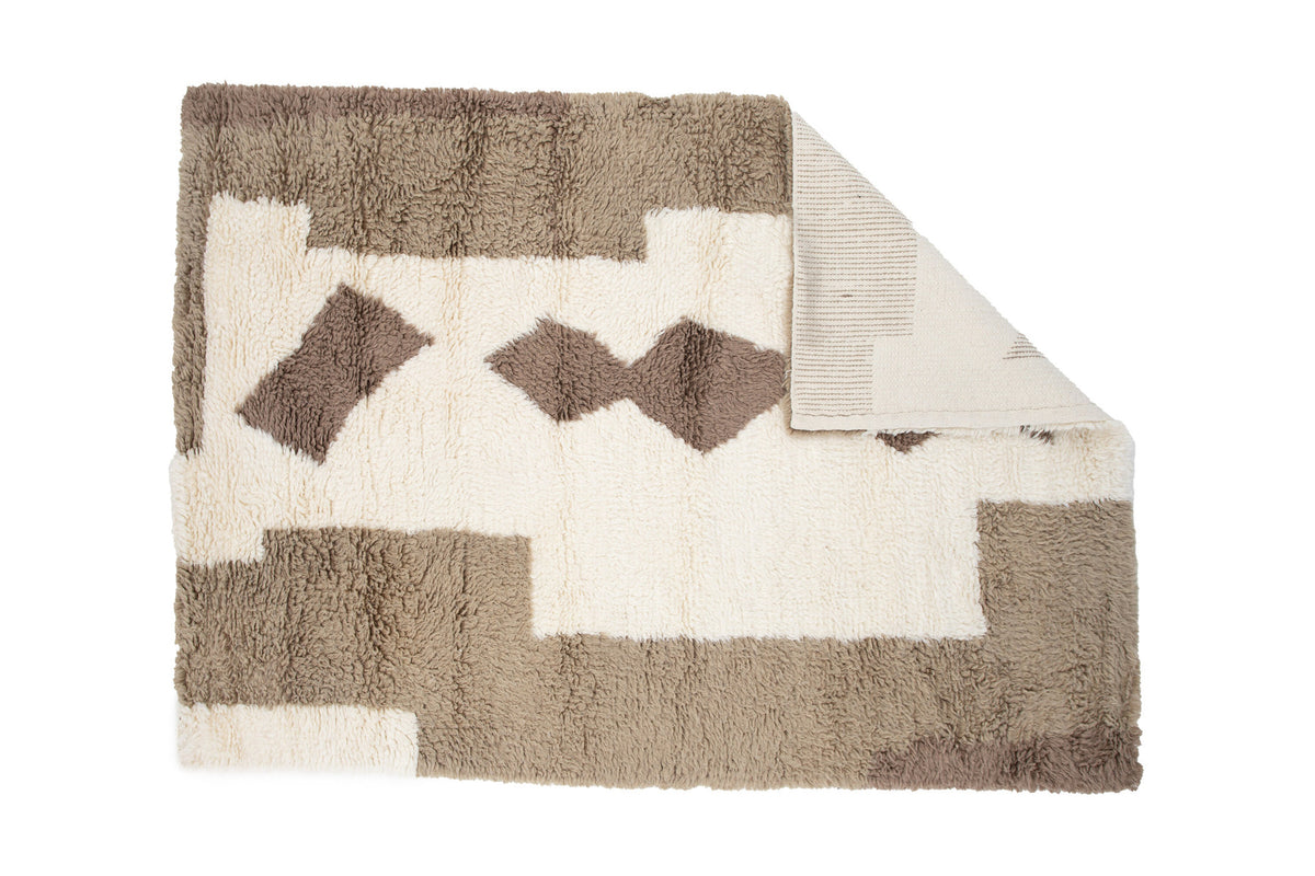Nestor Teppich in Weiss präsentiert im Onlineshop von KAQTU Design AG. Teppich ist von Venture Home