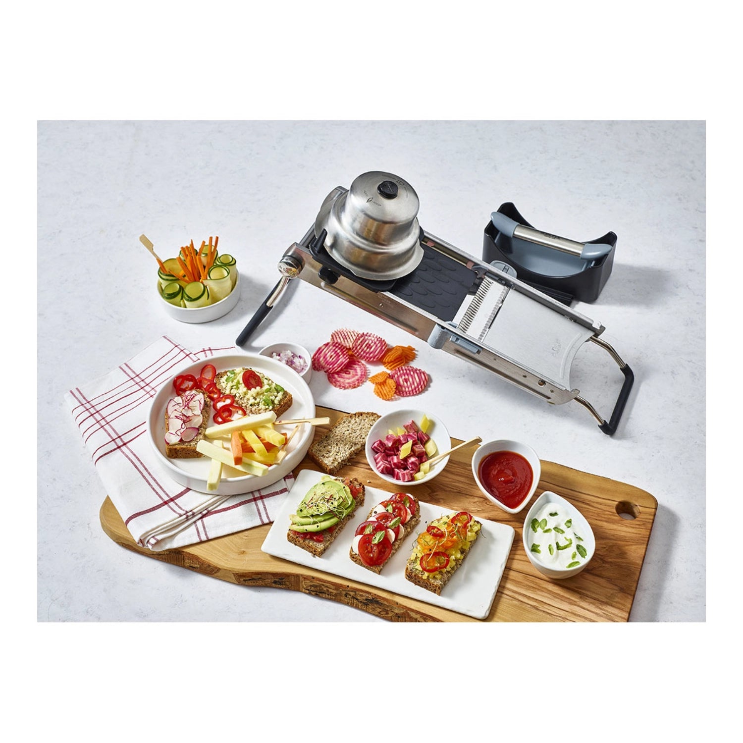Mandoline Ultra Revolution Master von de Buyer, ausgestattet mit 6 Juliennes Klingen, ideal zum präzisen Schneiden und Raffeln von Gemüse.