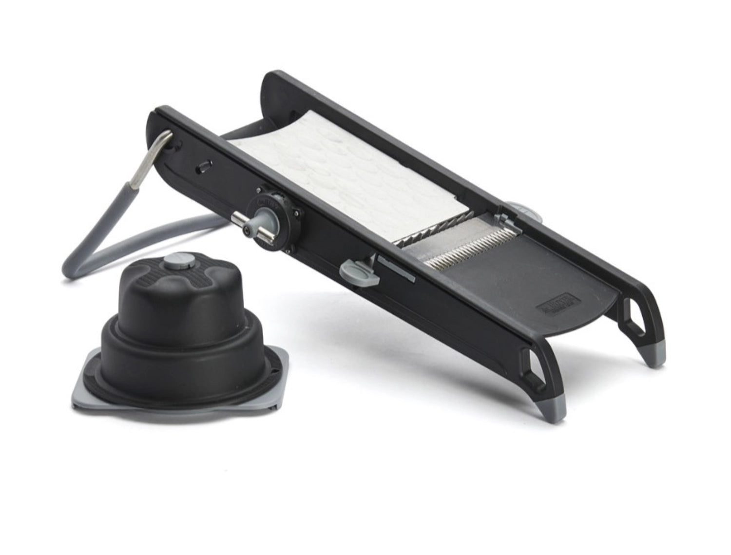 Schwarze Mandoline Swing Plus von de Buyer, perfekt zum präzisen Schneiden und Raffeln von Obst und Gemüse für kreative Gerichte.