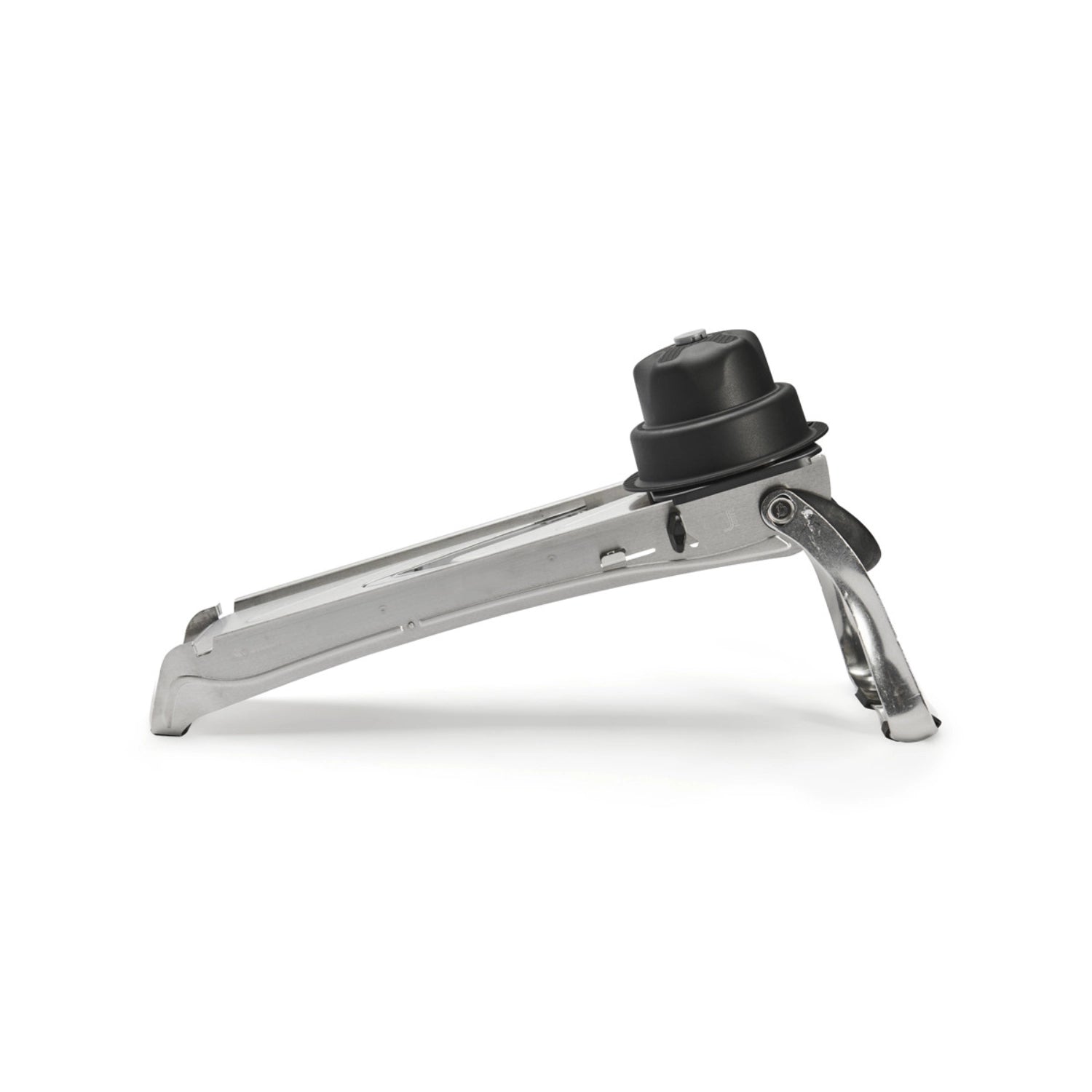 Erleben Sie die Mandoline Vantage von de Buyer: Hochwertiges Edelstahl, 4 Julienne-Einsätze und ergonomisches Design für präzises Schneiden.