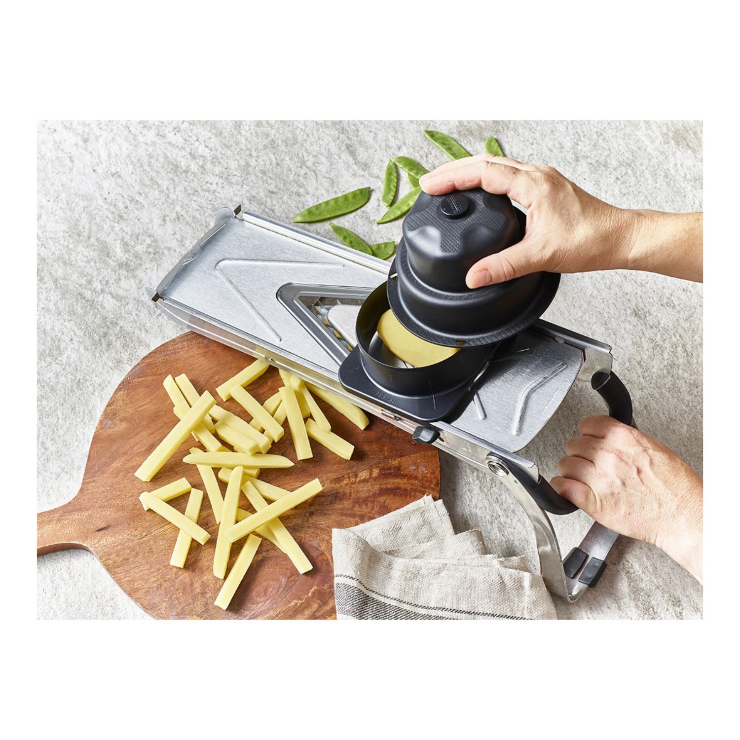 Entdecken Sie die Mandoline Vantage von de Buyer: Robustes Edelstahl, 4 Einsätze für präzise Julienne-Schnitte und ergonomische Handhabung für kreative Kochprojekte.